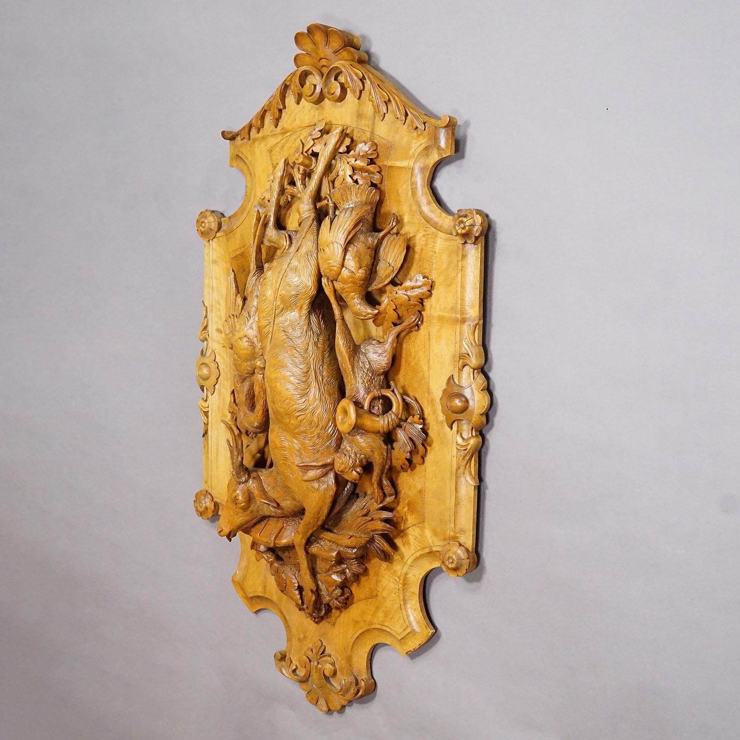 Forêt-Noire Grande plaque ancienne en bois sculpté représentant un cerf dans la Black Forest en vente