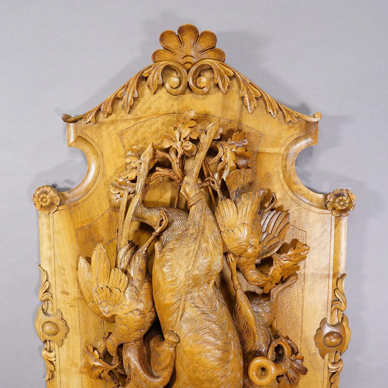 Suisse Grande plaque ancienne en bois sculpté représentant un cerf dans la Black Forest en vente