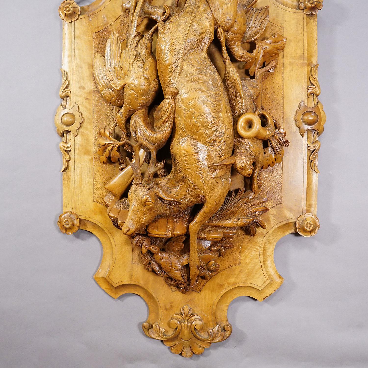 Grande plaque ancienne en bois sculpté représentant un cerf dans la Black Forest Bon état - En vente à Berghuelen, DE