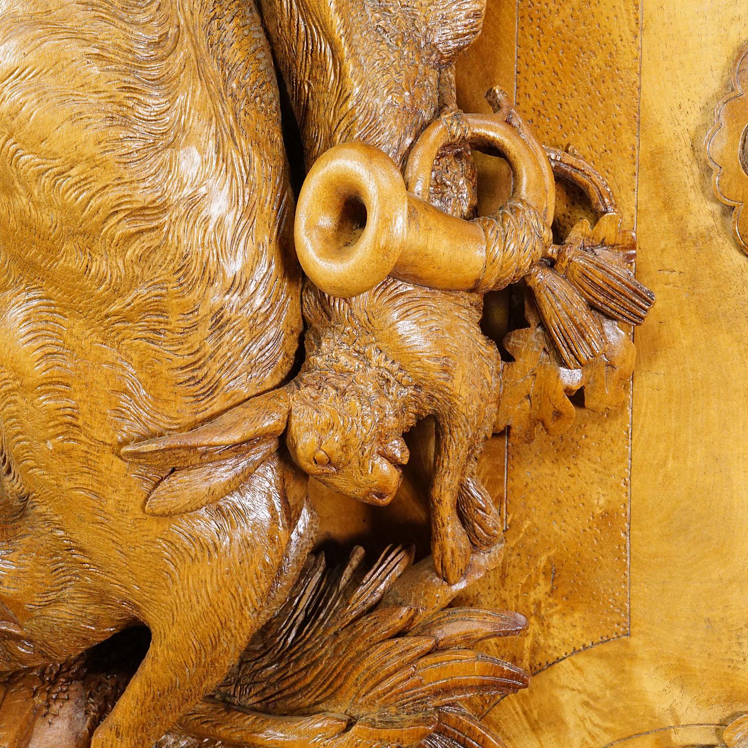 Début du 20ème siècle Grande plaque ancienne en bois sculpté représentant un cerf dans la Black Forest en vente