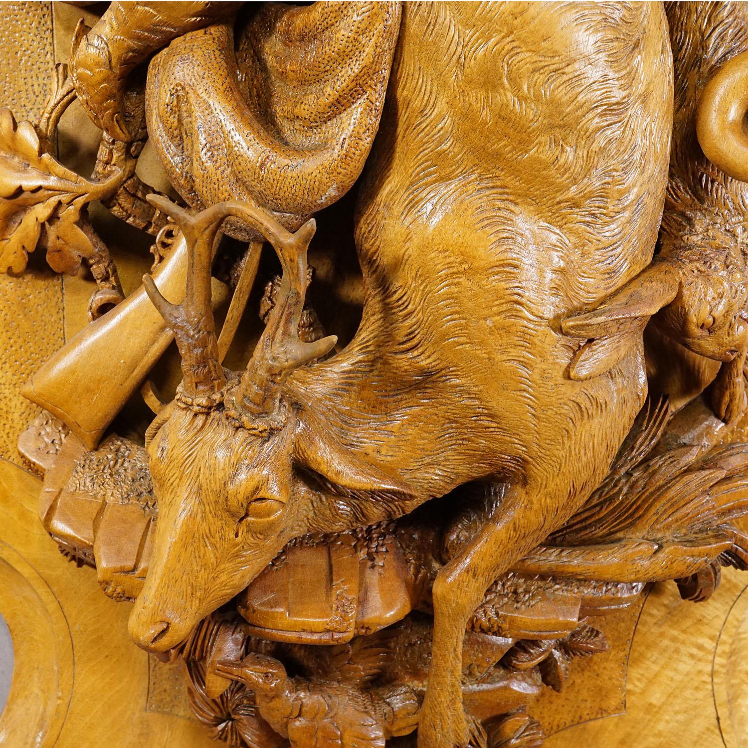 Bois Grande plaque ancienne en bois sculpté représentant un cerf dans la Black Forest en vente