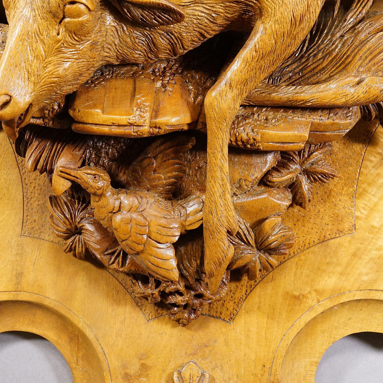 Grande plaque ancienne en bois sculpté représentant un cerf dans la Black Forest en vente 1