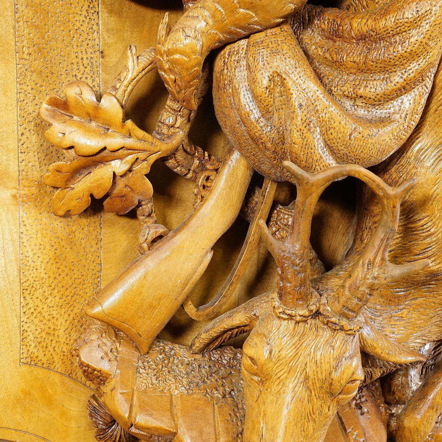 Grande plaque ancienne en bois sculpté représentant un cerf dans la Black Forest en vente 2