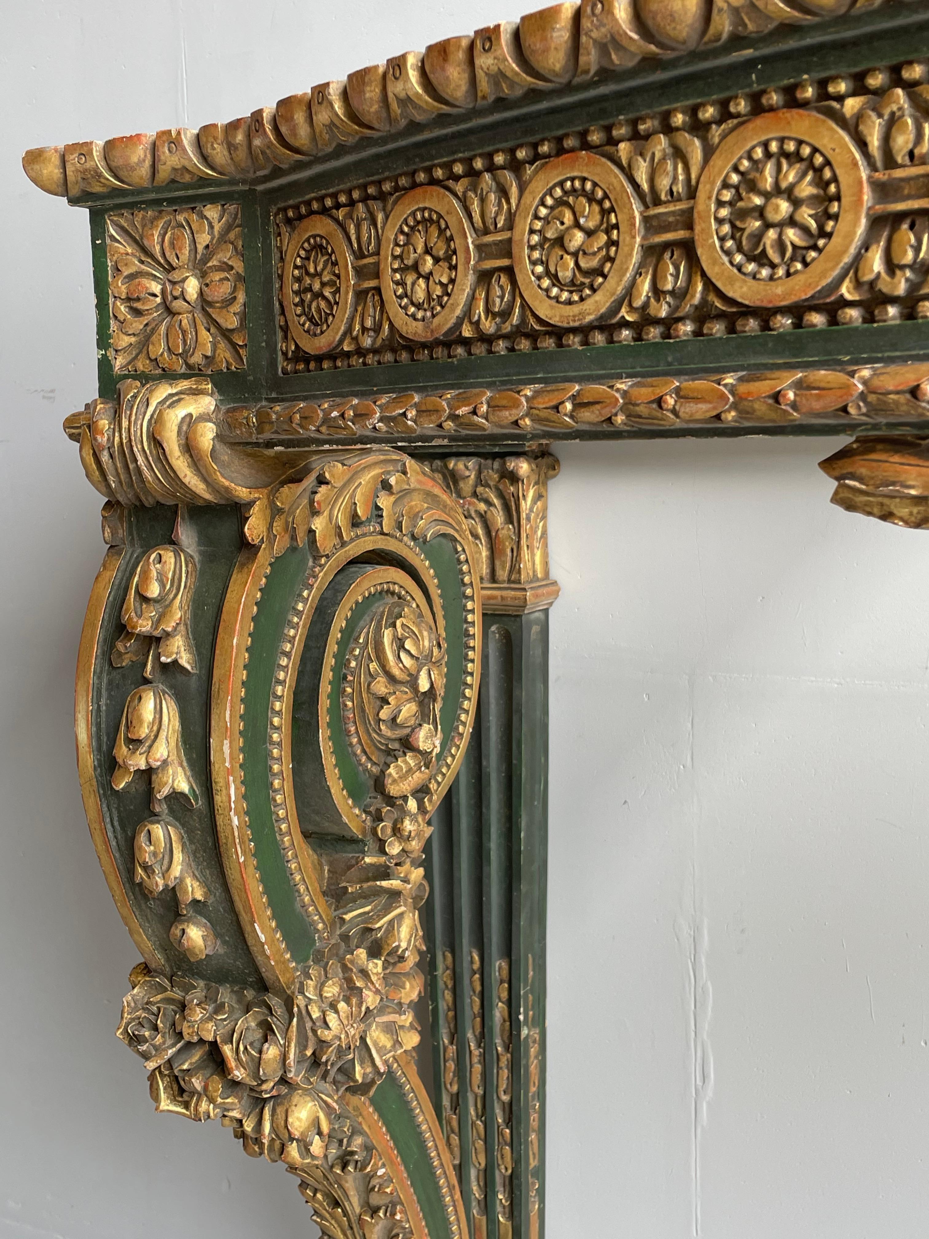 Großer antiker Holz-Beistelltisch mit Vergoldete Schnitzereien und Marie Antoinette-Maske im Angebot 4