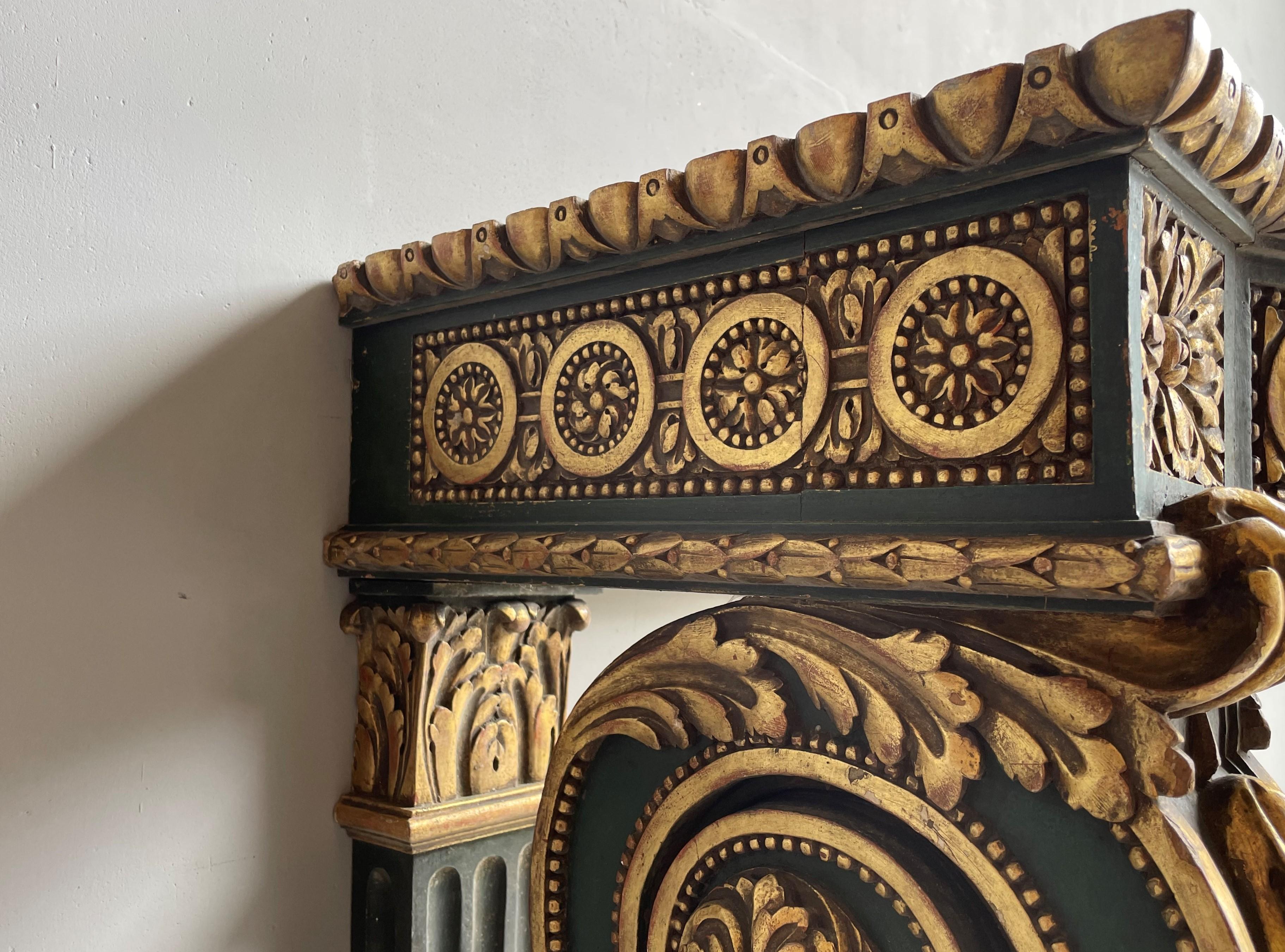 Großer antiker Holz-Beistelltisch mit Vergoldete Schnitzereien und Marie Antoinette-Maske im Angebot 9