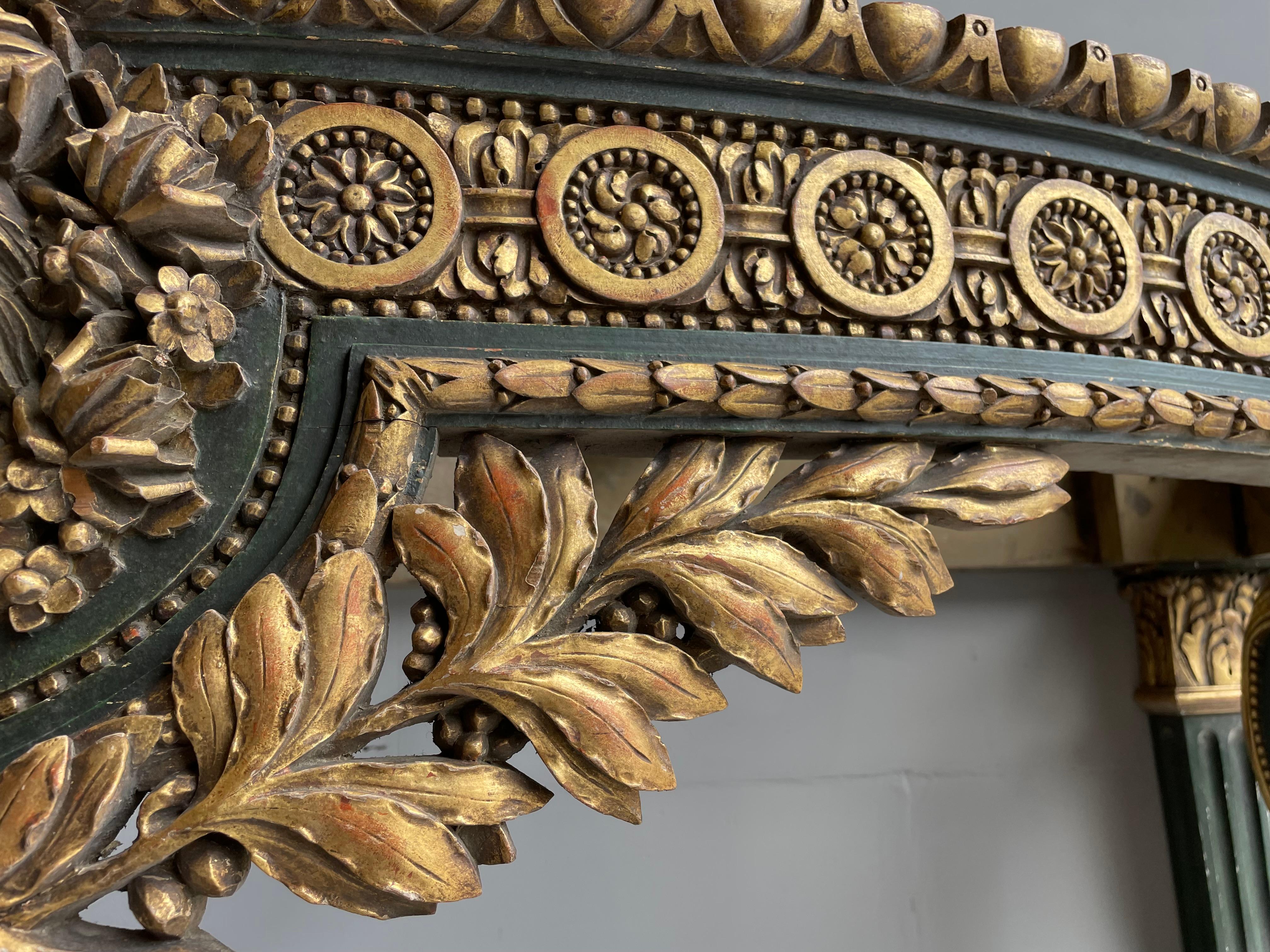 Großer antiker Holz-Beistelltisch mit Vergoldete Schnitzereien und Marie Antoinette-Maske (20. Jahrhundert) im Angebot