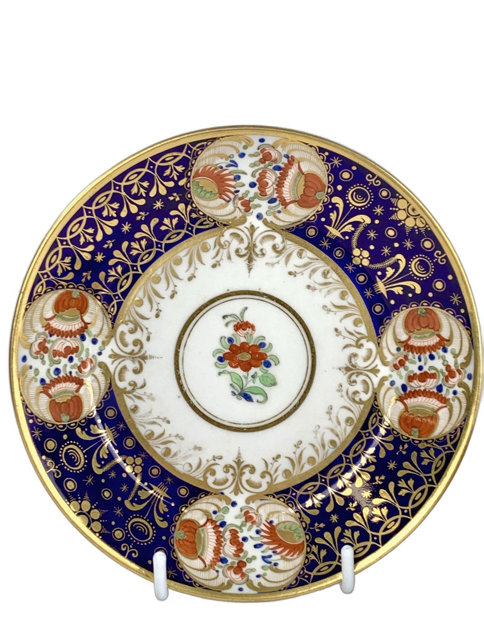 Esta taza y este platillo grandes fueron pintados a mano por Flight Barr & Barr Worcester en la fábrica de porcelana de Worcester hacia 1820.
El fondo azul vibrante presenta una extraordinaria tonalidad de azul con un leve matiz de morado.
El fondo