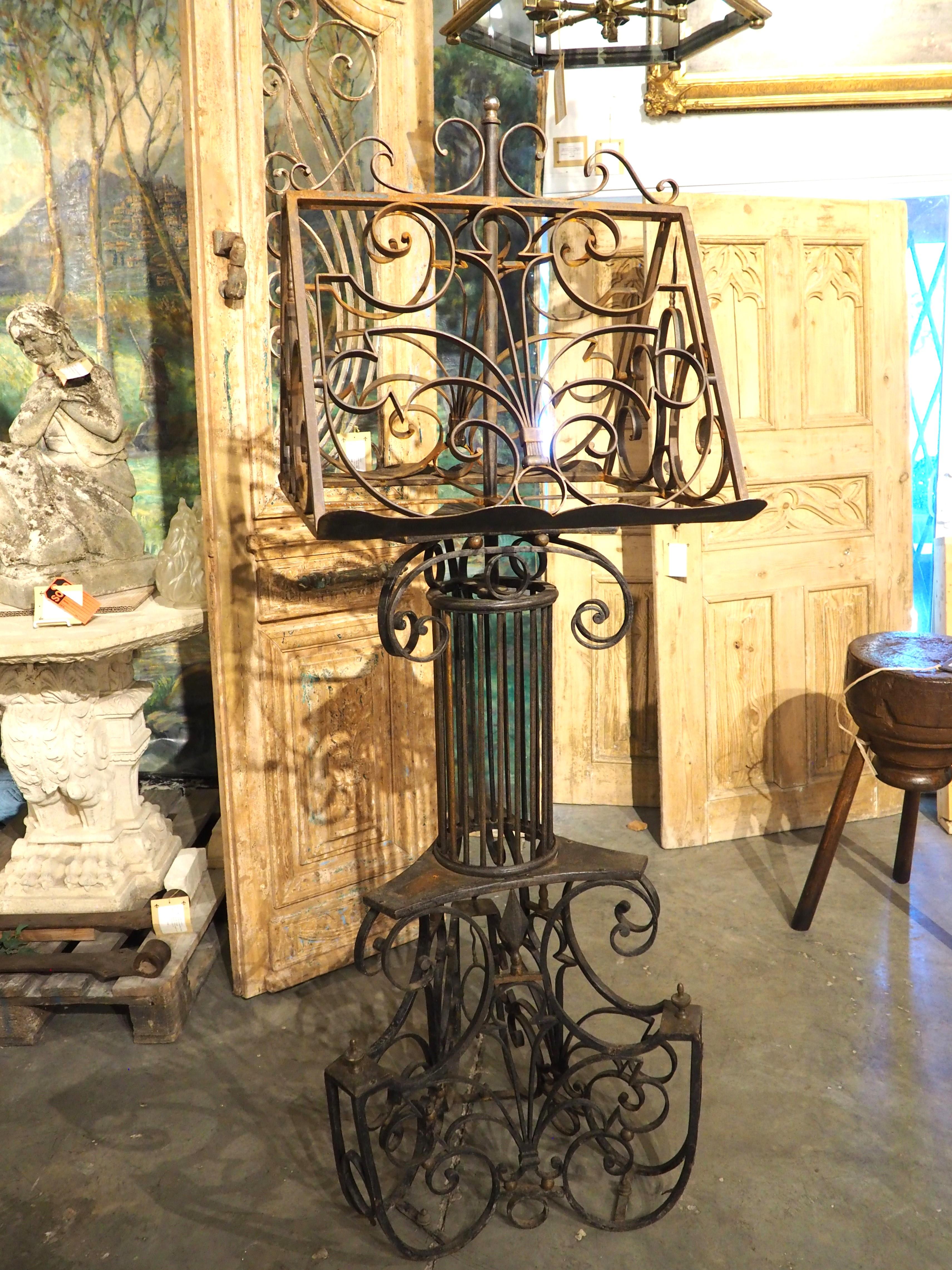 Connu sous le nom de lutrin en France, ce lutrin à deux faces est très chantourné et ajouré, ce qui en fait une estrade unique et magnifique. L'imposant lutrin français est en fer forgé avec quelques ornements en bronze (épis de faîtage et