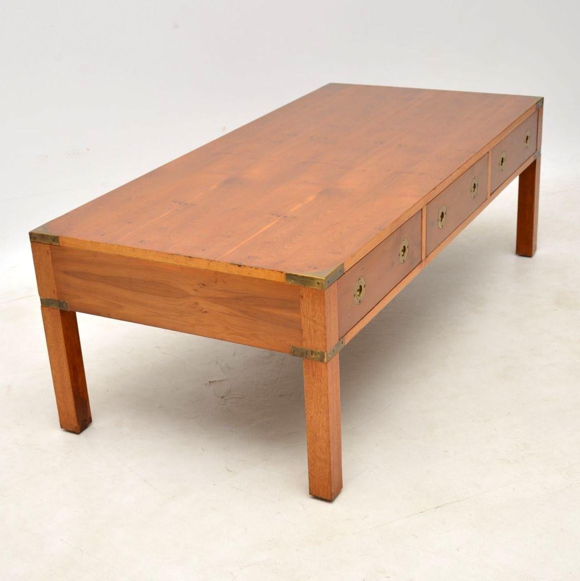 Large Antique Yew Wood Campaign Style Coffee Table In Excellent Condition In London, GB