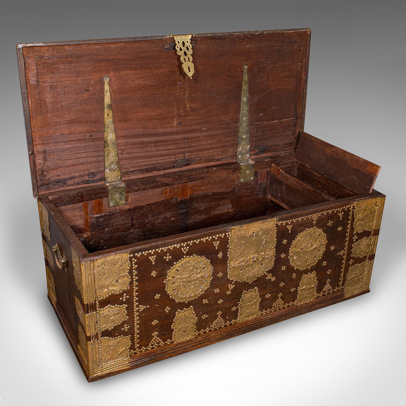 Il s'agit d'un grand coffre ancien de Zanzibar. Coffre de rangement en teck et laiton d'Afrique de l'Est, datant du début de la période victorienne, vers 1850. Merveilleusement aménagée et à l'échelle d'une maison de campagne, cette malle ravit par