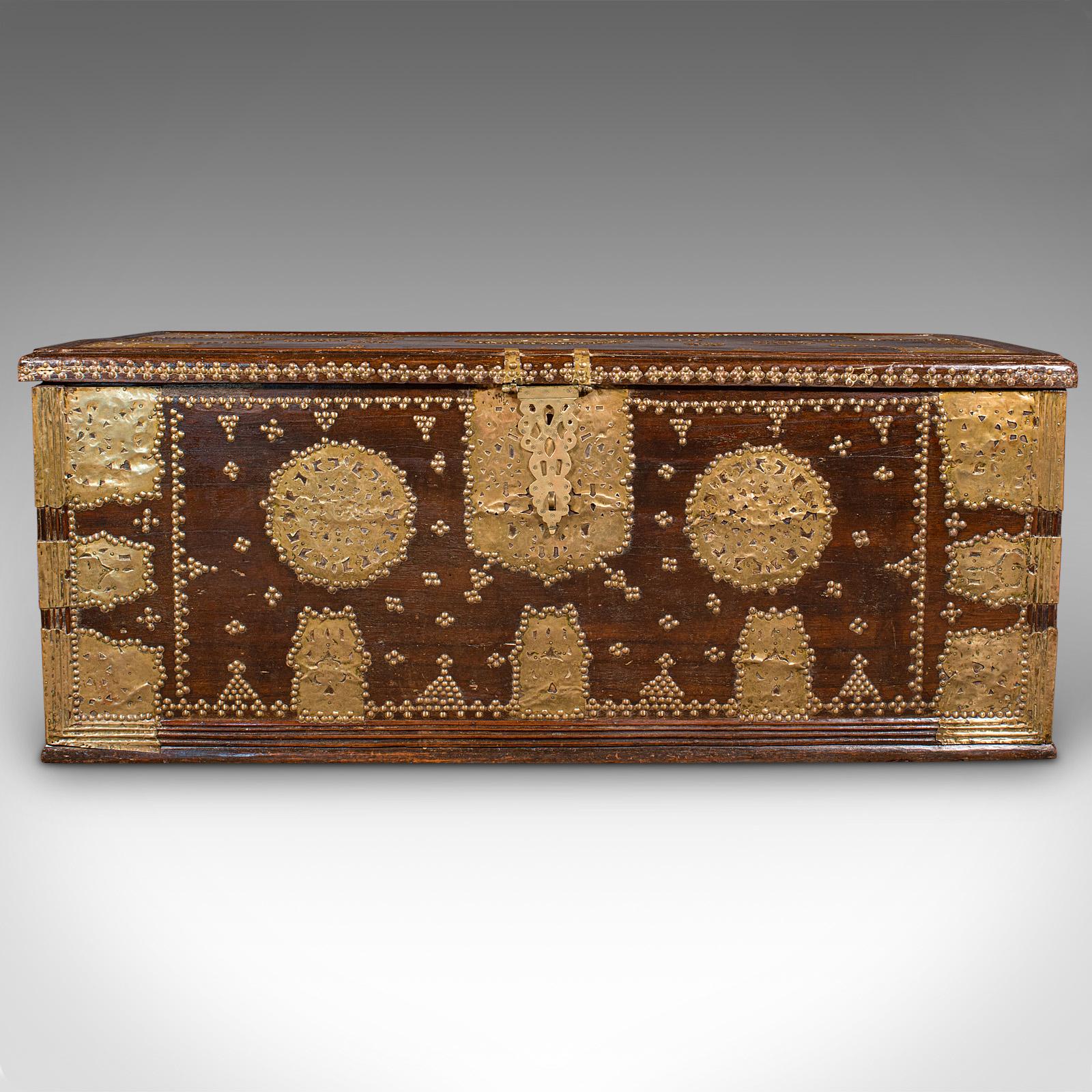 Début de l'époque victorienne Grand coffre ancien de Zanzibar, teck d'Afrique de l'Est, laiton, coffre de rangement, victorien en vente