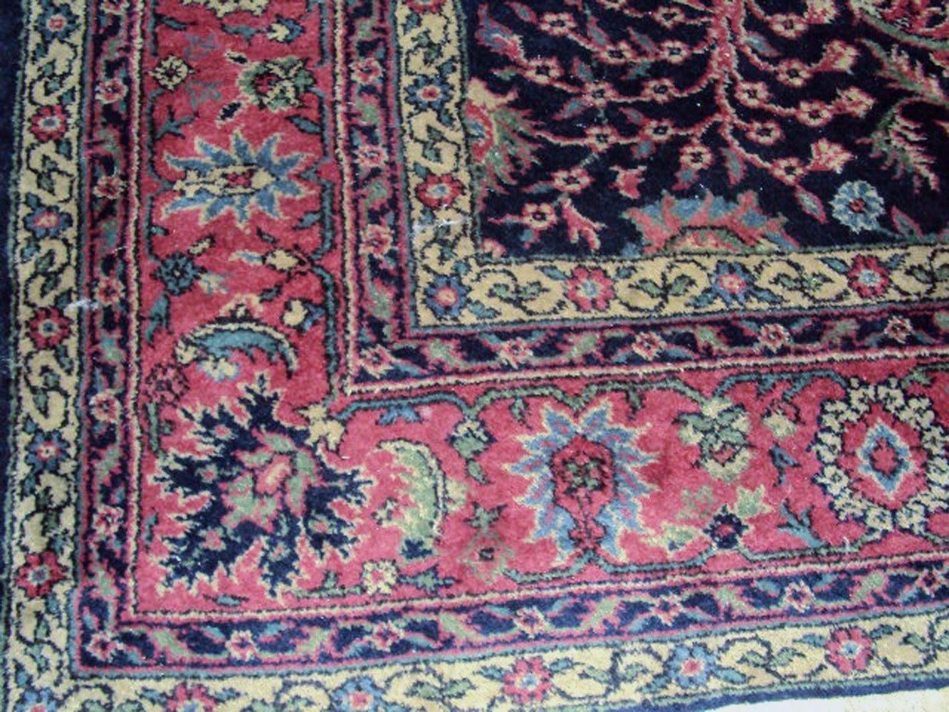 Dieser große Teppich stammt aus der Stadt Kayseri, die in der anatolischen Region Kappadokien liegt.
Diese Art von Teppichen hat eine besondere Art von Knoten, genannt 
