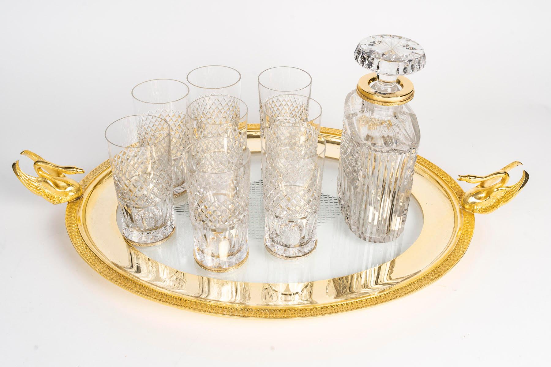 Großes Aperitif-Set aus 24 Karat vergoldetem Metall und Kristall, 19. Jahrhundert, Periode Napoleon III.

Ein Aperitif-Set aus 24 Karat Goldmetall und Kristall aus dem 19. Jahrhundert, bestehend aus einer Karaffe, 8 Gläsern und einem Tablett, aus