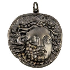 Grand pendentif en argent et diamants en forme de pièce d'Apollo
