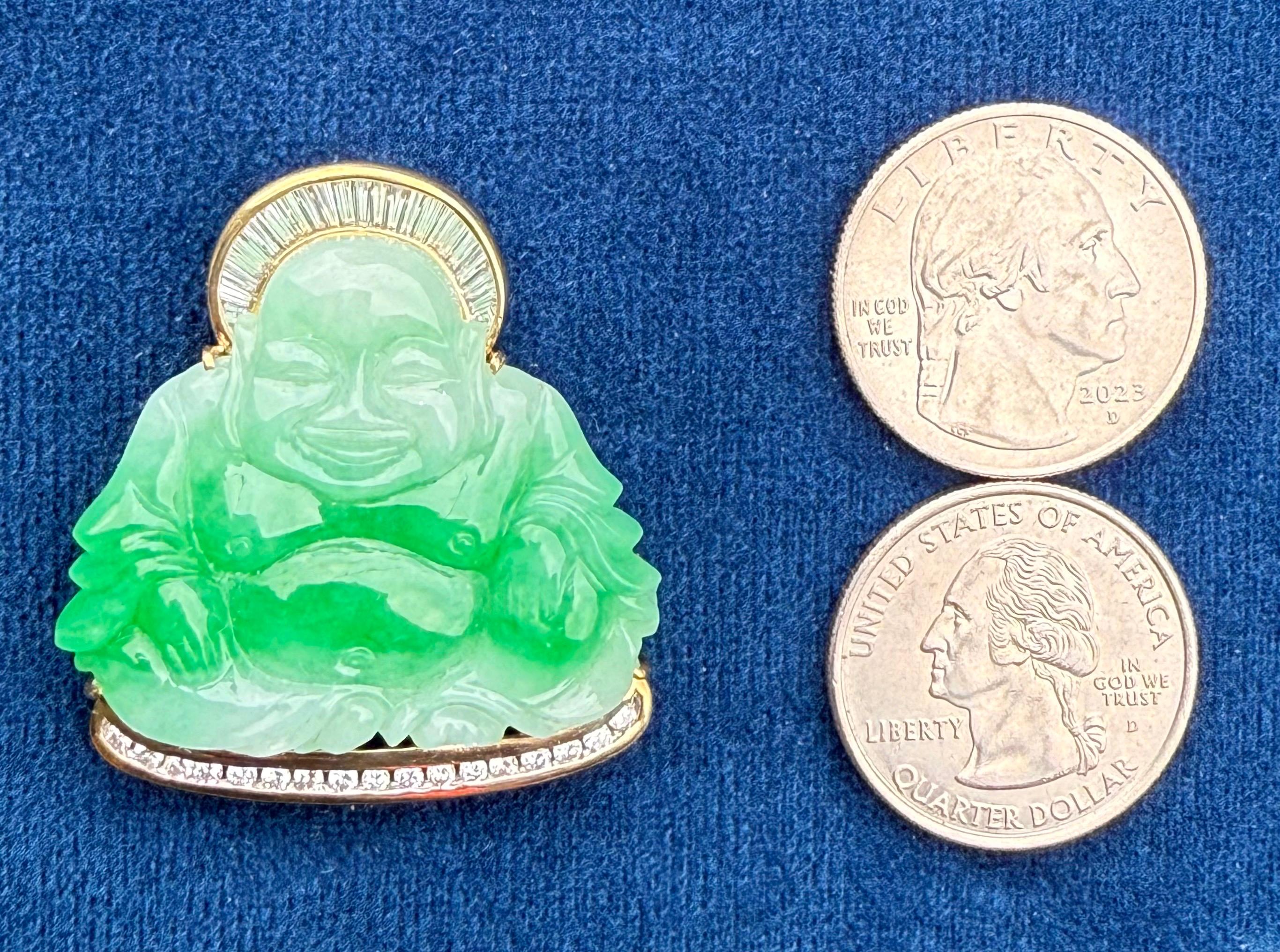 Très captivant, grand domaine sur mesure Lucky Apple Green Jade  Le pendentif Bouddha en or jaune 18 carats est serti et soutenu par un diamant. La plaque arrière en or est décorée de motifs de volutes percés. Le bouddha heureux est un signe de