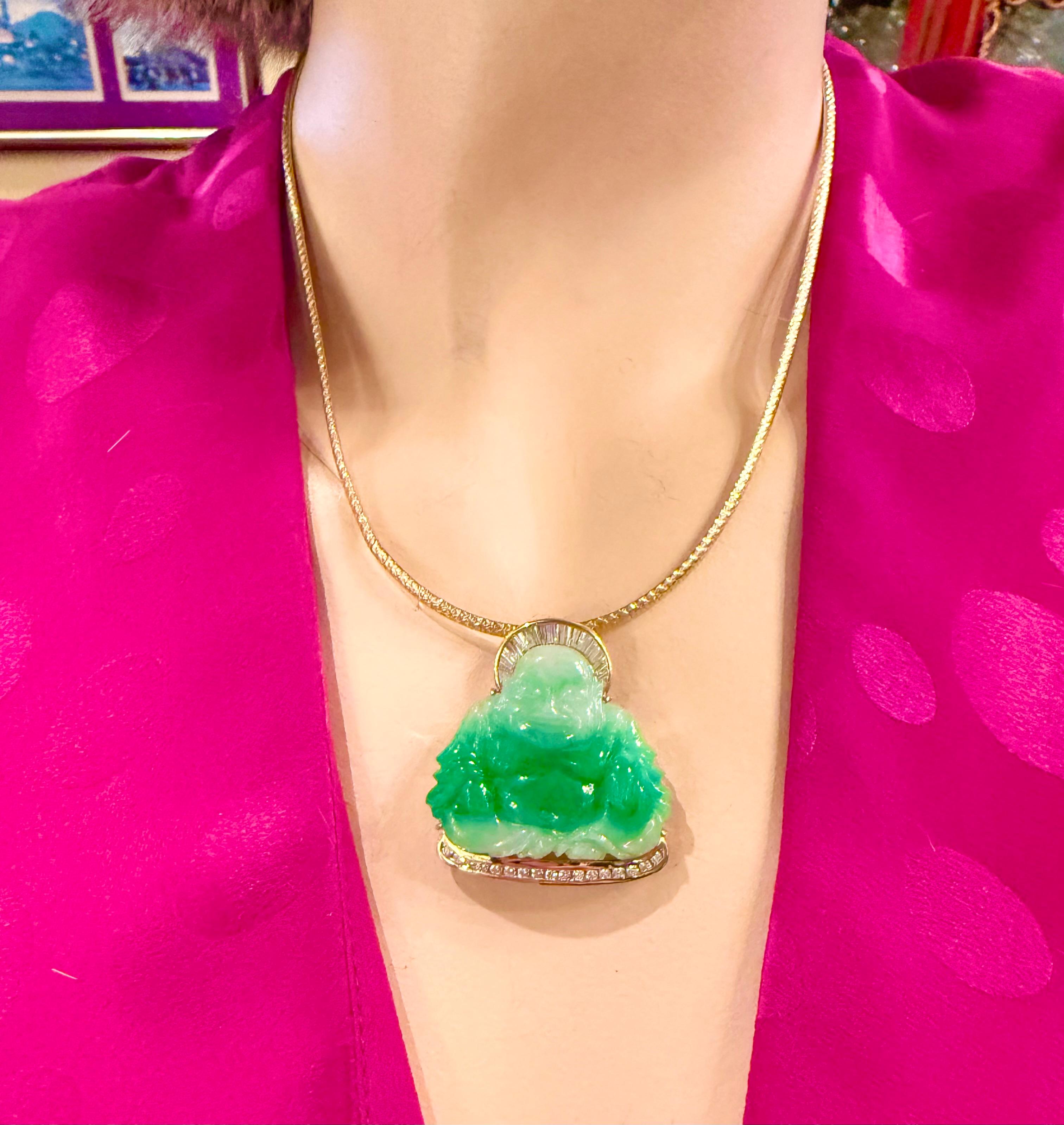 Artisan Pendentif Bouddha heureux en jade vert pomme serti de diamants en or jaune 18 carats en vente