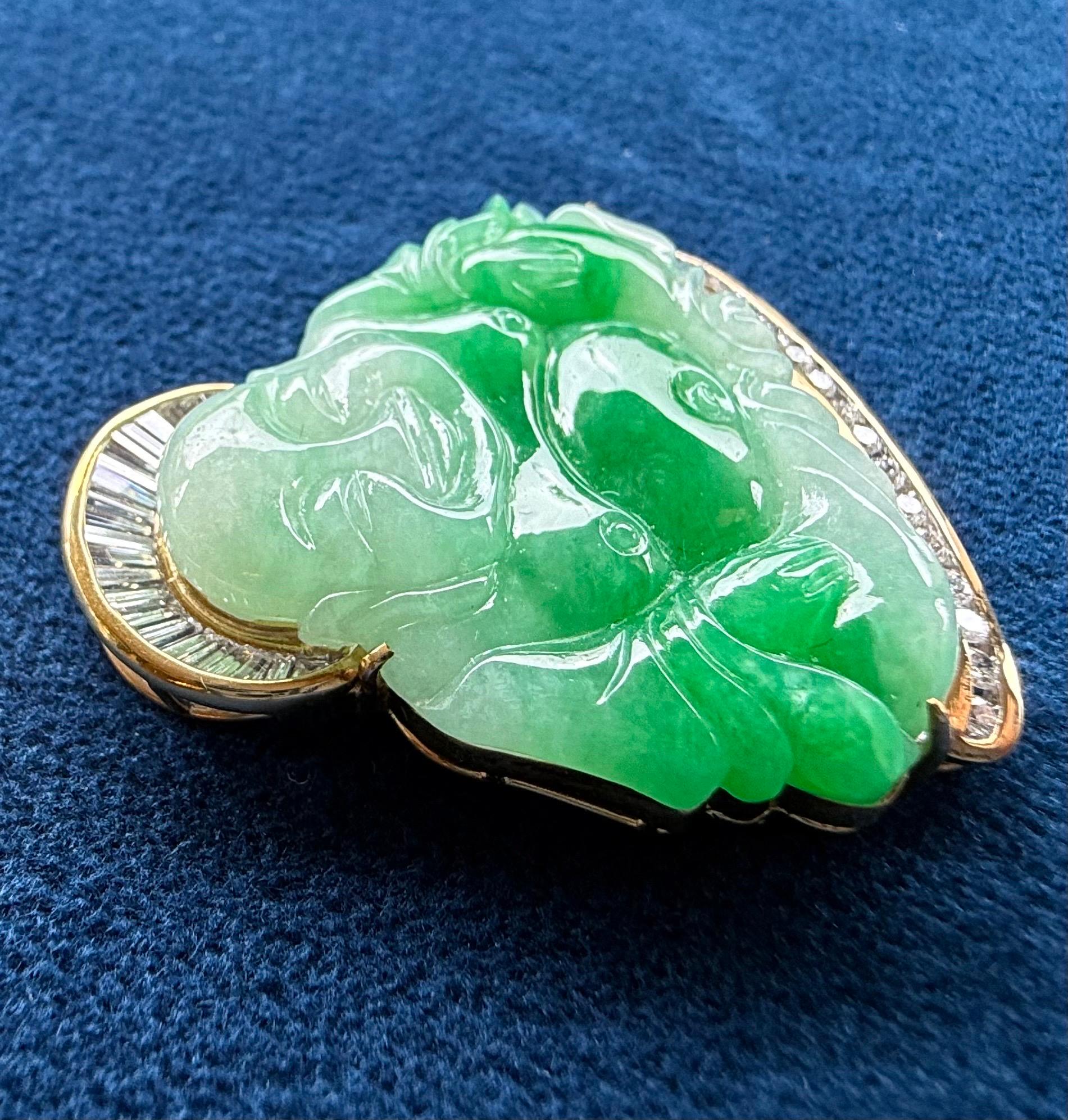 Taille navette Pendentif Bouddha heureux en jade vert pomme serti de diamants en or jaune 18 carats en vente