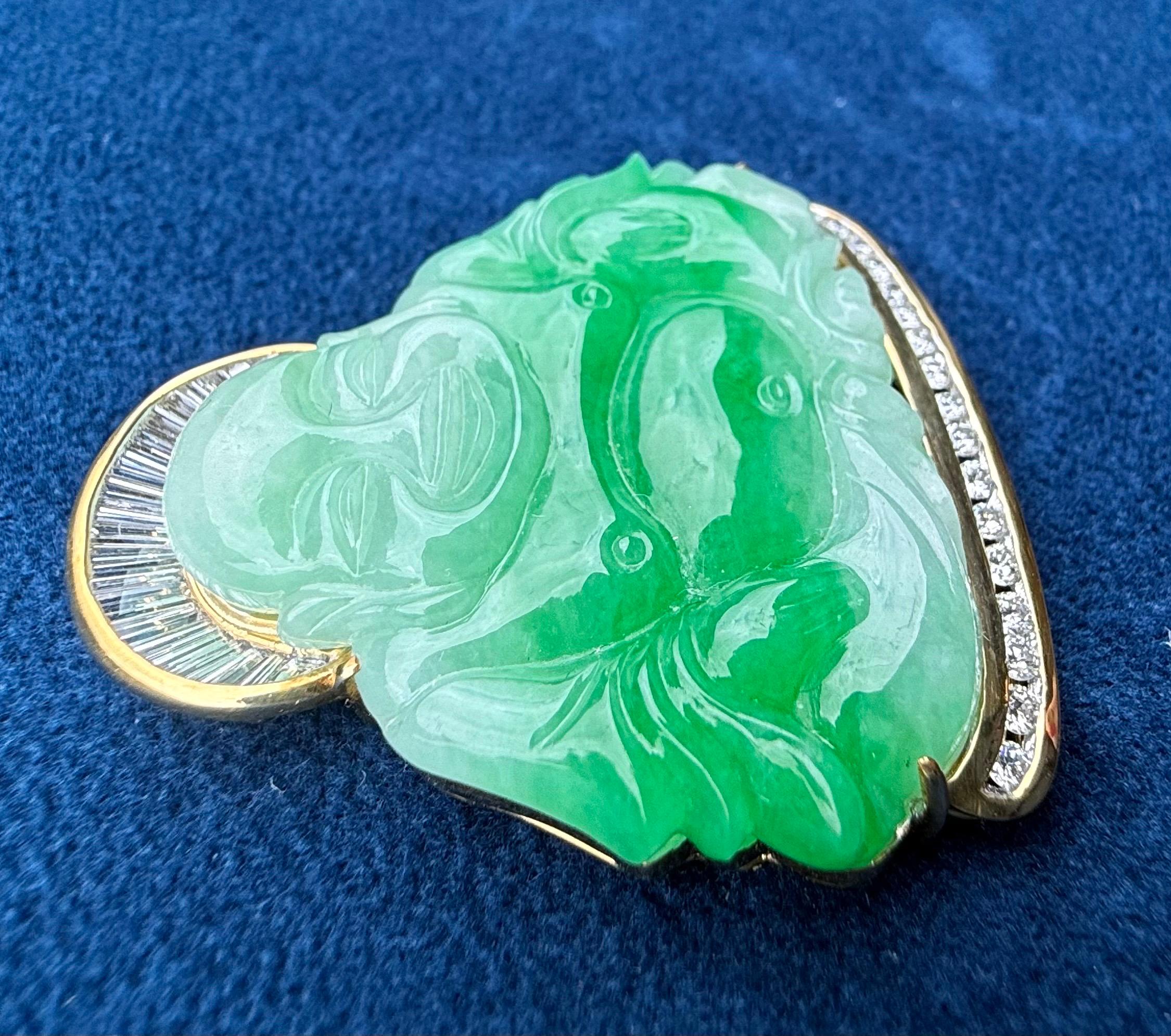Pendentif Bouddha heureux en jade vert pomme serti de diamants en or jaune 18 carats Bon état - En vente à Tustin, CA