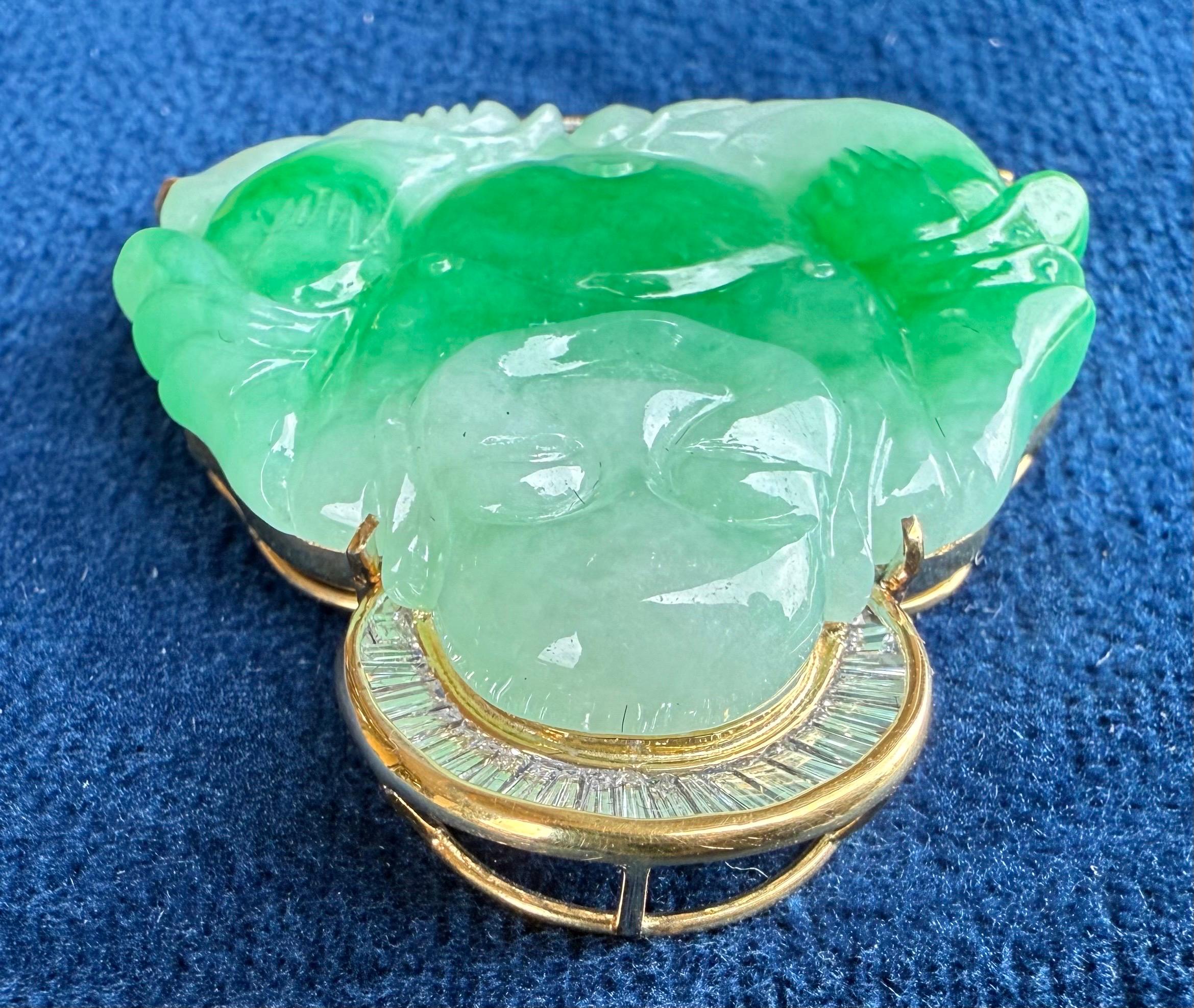 Pendentif Bouddha heureux en jade vert pomme serti de diamants en or jaune 18 carats en vente 1