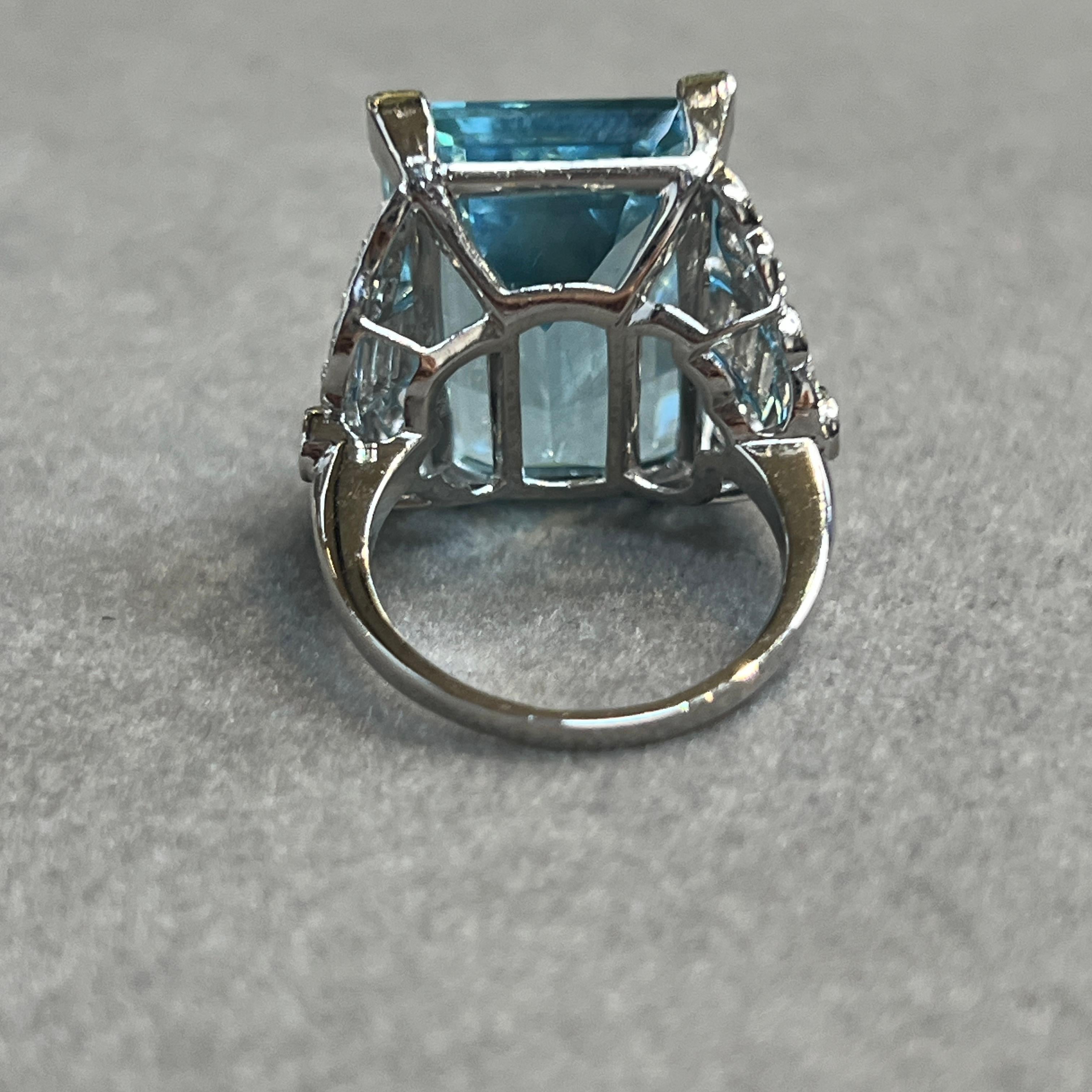 Großer Ring mit Aquamarin und Diamant im Angebot 1