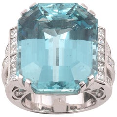 An aquamarine, diamond and 18kt white gold ring 