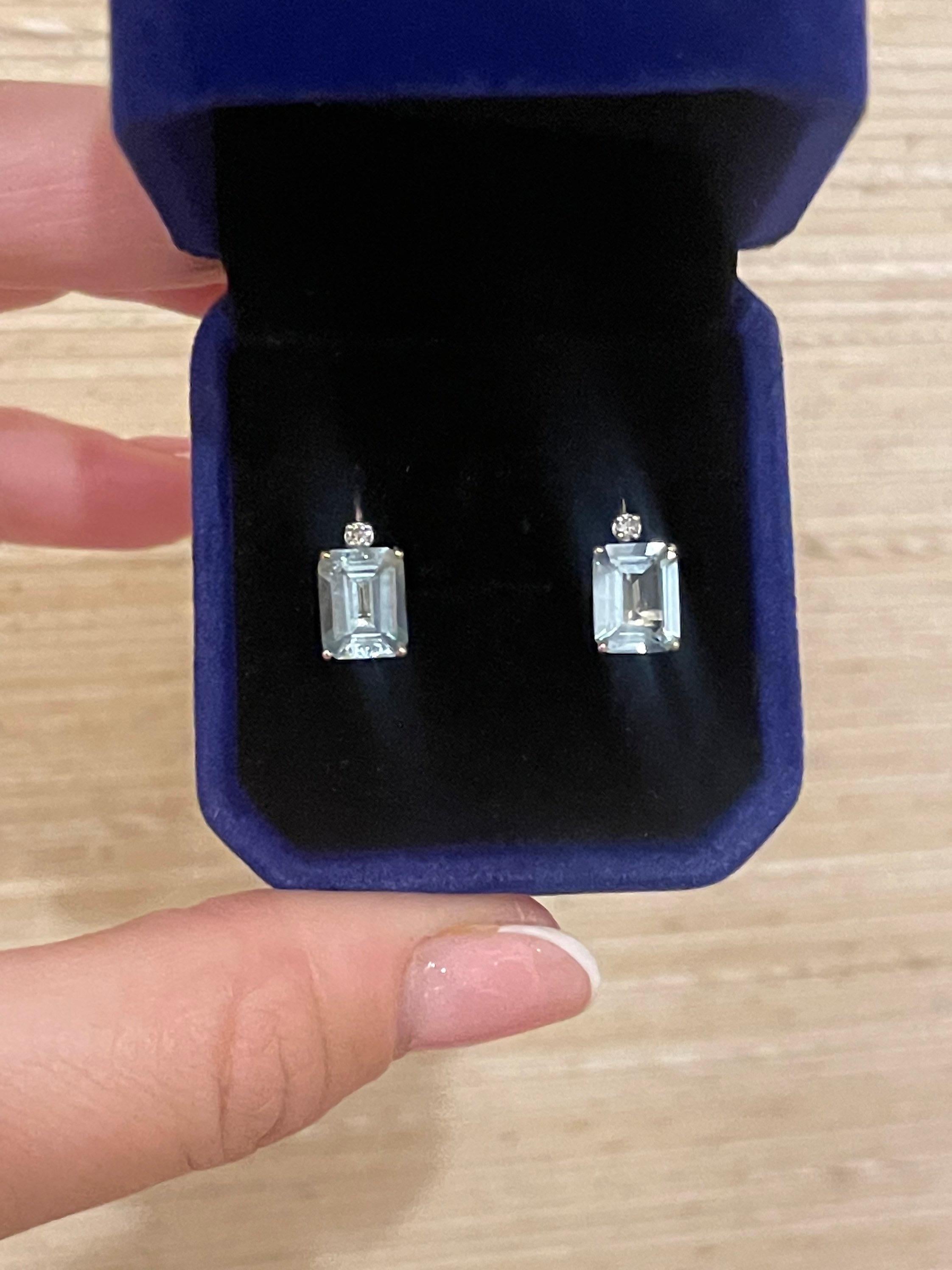 Stunning large aquamarine diamond earrings in 14KT white gold, very comfortable lever-back closure and fine diamonds on top at VS clarity and F color, These look fantastic on ears, the color of aquamarines is light blue.

*Item will come with a