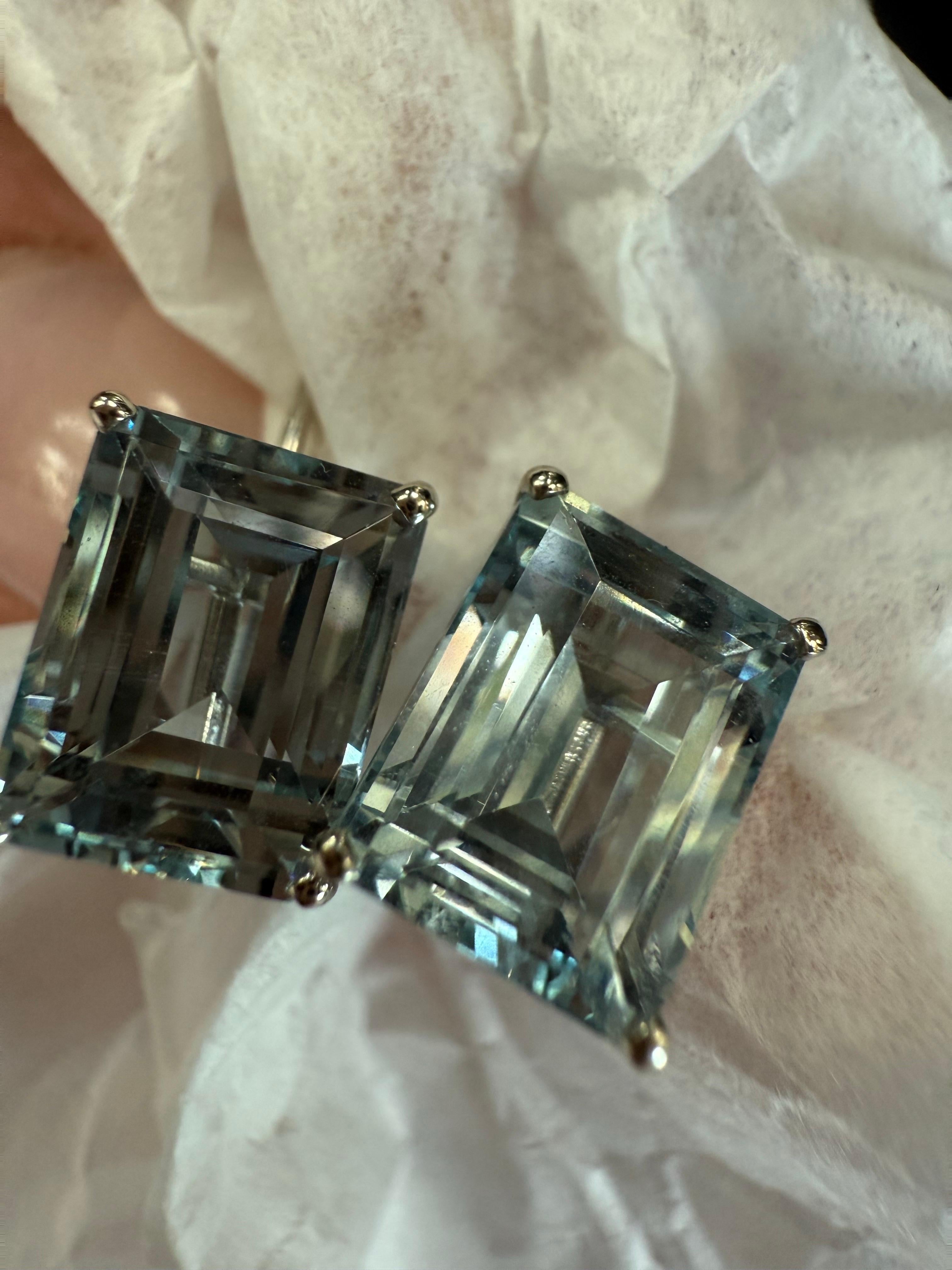 Taglio smeraldo Orecchini grandi in acquamarina con chiusura a leva in oro bianco 14KT in vendita