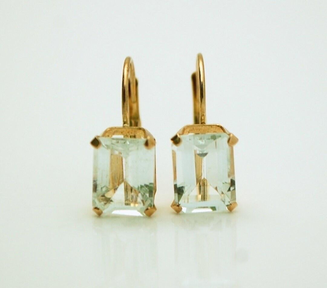 Nature est une paire de boucles d'oreilles en or jaune 14KT avec des aigue-marines naturelles transparentes. Les aigues-marines sont de couleur claire, le clair est bleu verdâtre. Il s'agit de produits naturels dont l'origine est inconnue sur le