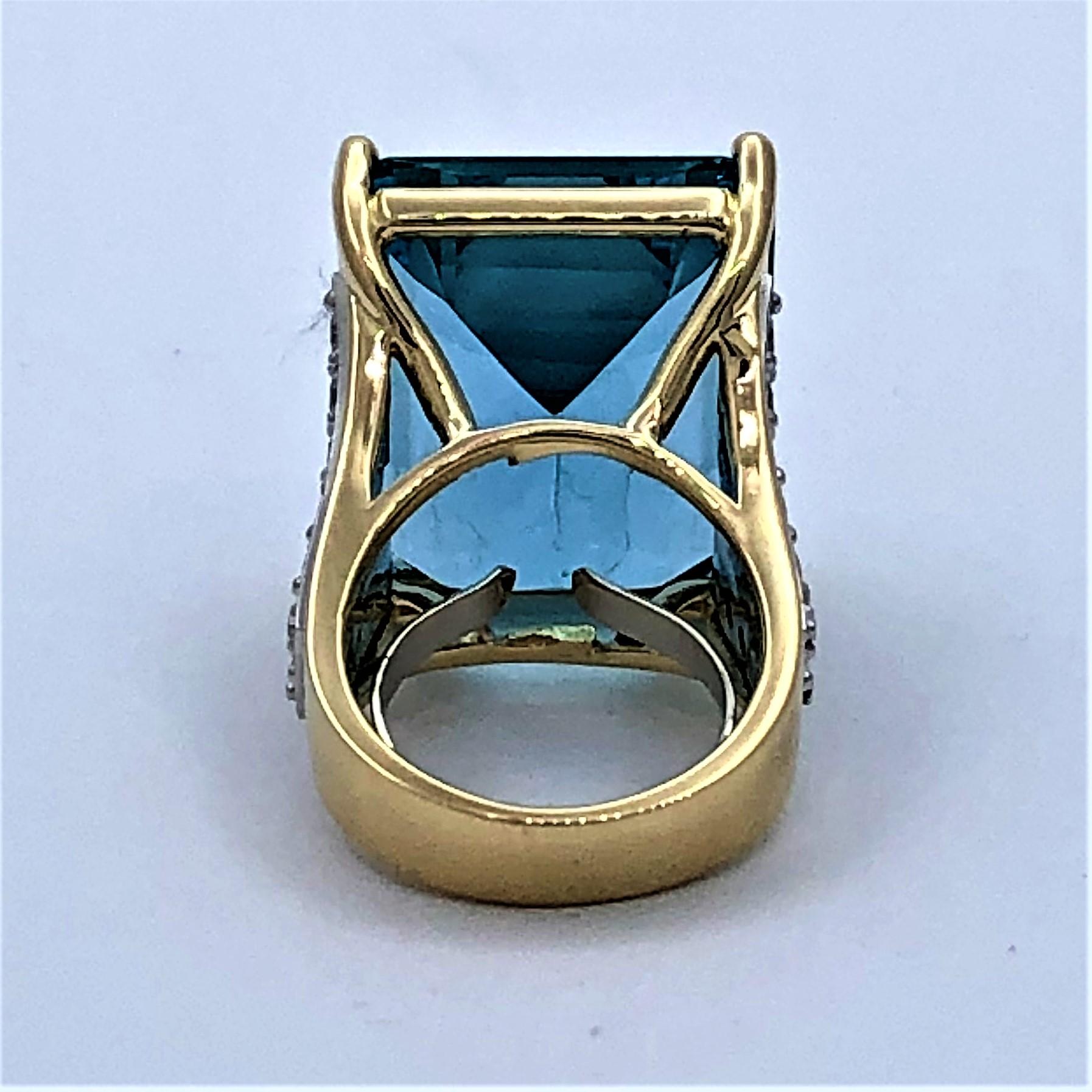 Großer Ring aus Gold und Diamanten mit Aquamarin (Smaragdschliff) im Angebot