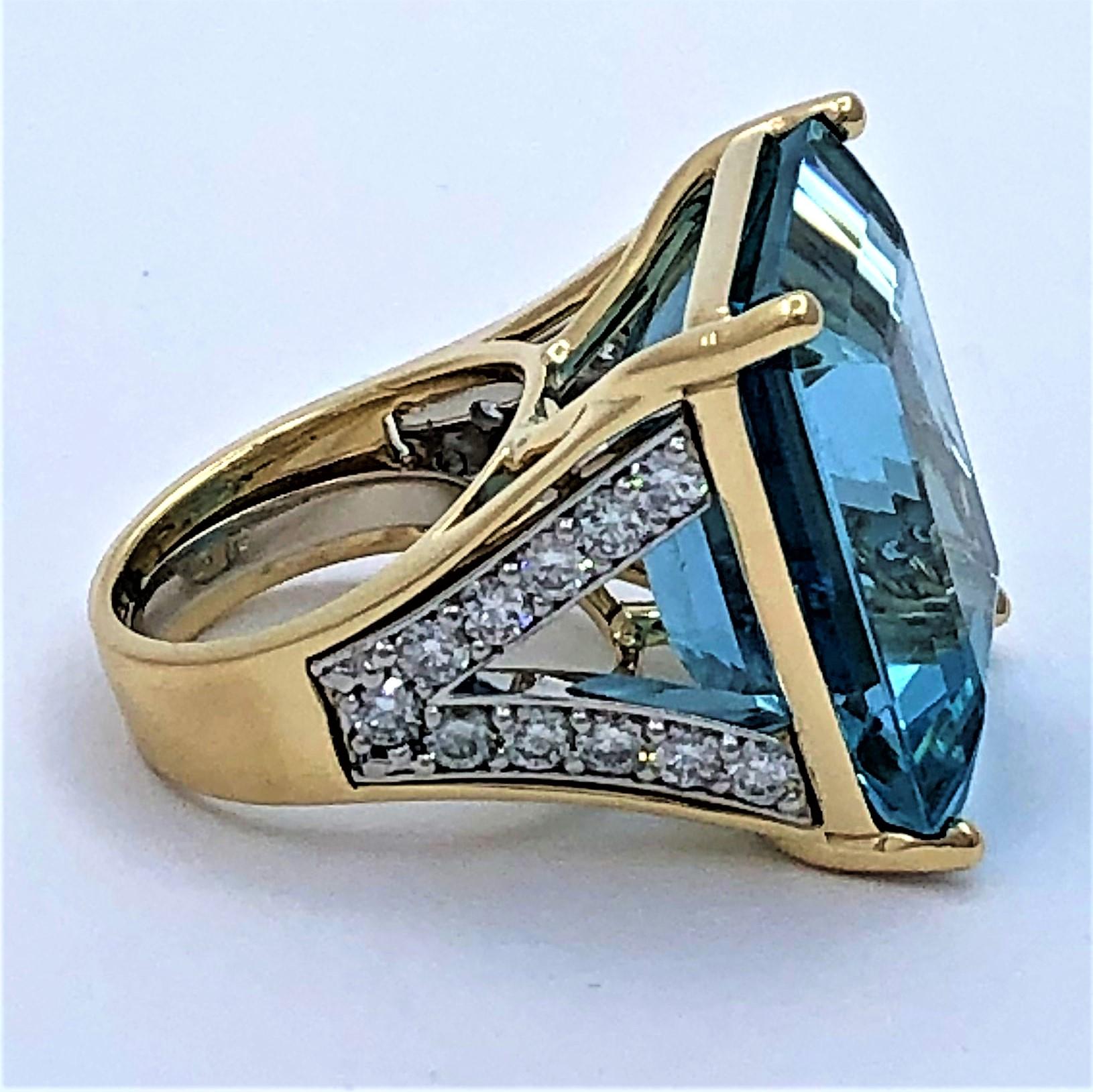 Großer Ring aus Gold und Diamanten mit Aquamarin im Zustand „Hervorragend“ im Angebot in Palm Beach, FL
