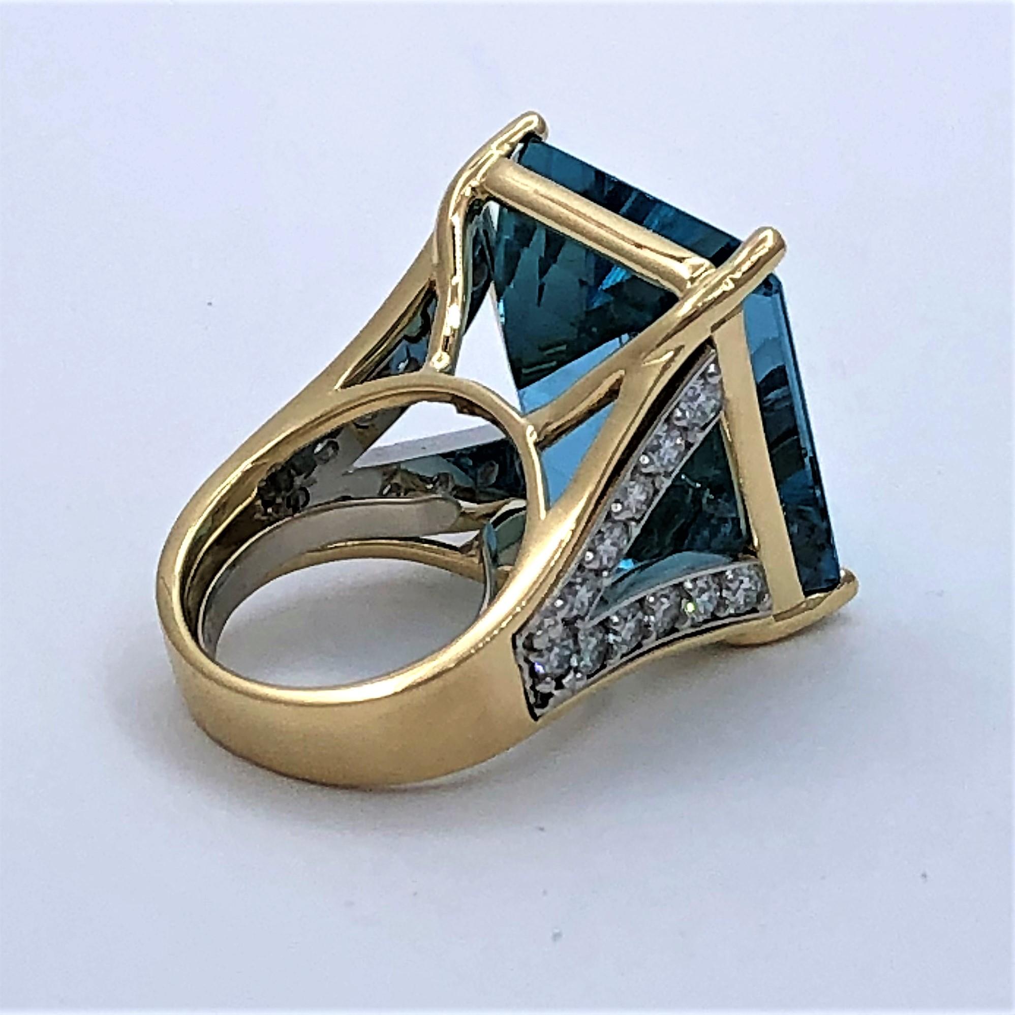 Großer Ring aus Gold und Diamanten mit Aquamarin Damen im Angebot