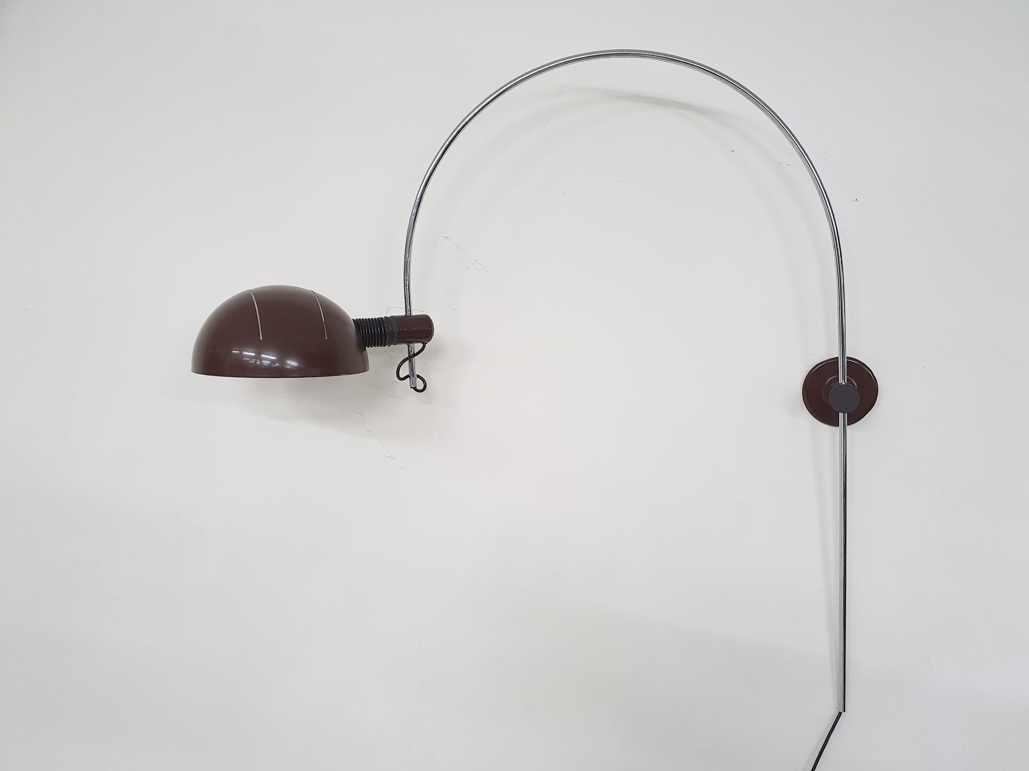 Chrome arc wall light and brown globe metal lamp shade.
The brown parts have been repainted.
The rubber on the back to cover the light switch, has burst open.
With EU plug.

