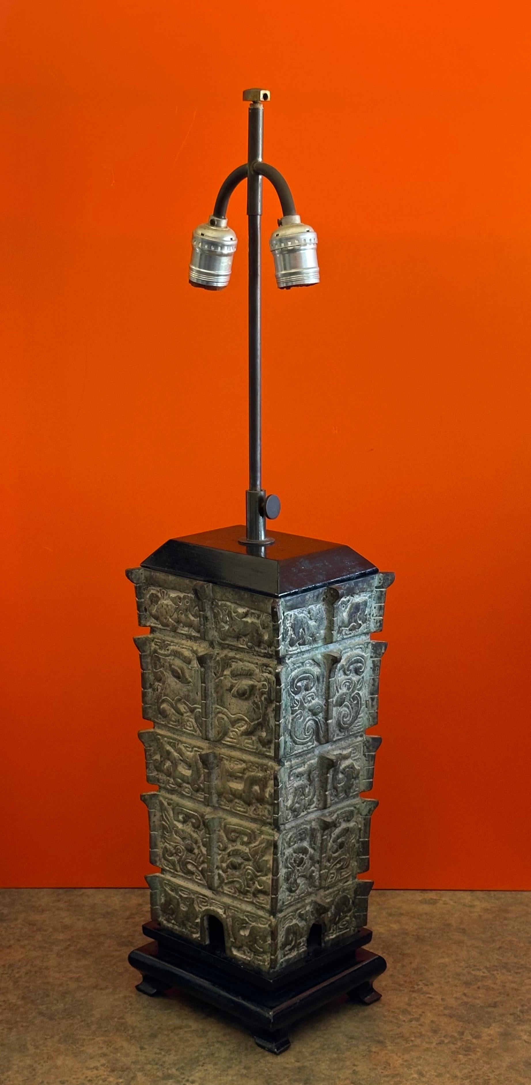 Grande lampada da tavolo cinese in bronzo arcaico nello stile di James Mont in vendita 3