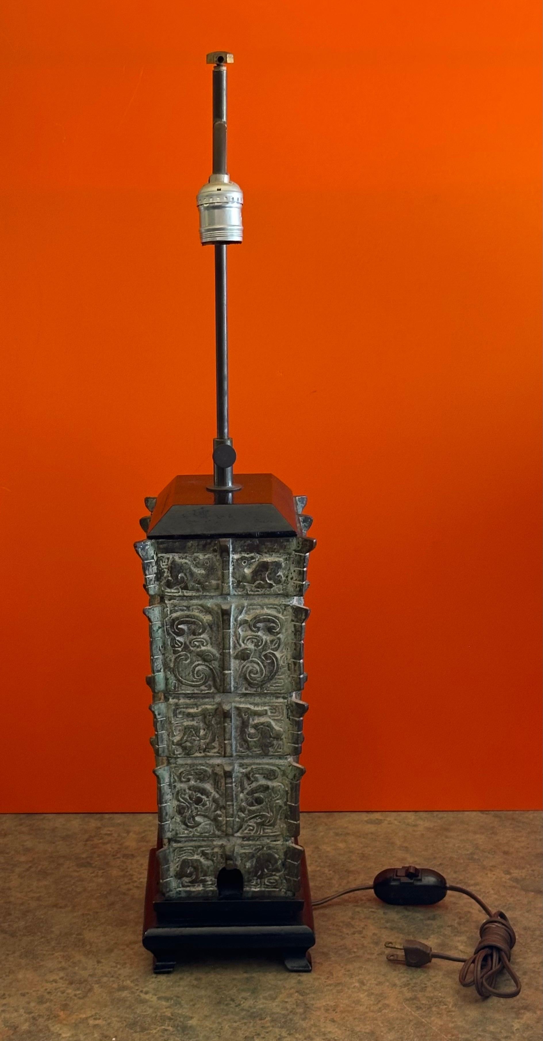 Grande lampada da tavolo cinese in bronzo arcaico nello stile di James Mont in vendita 4