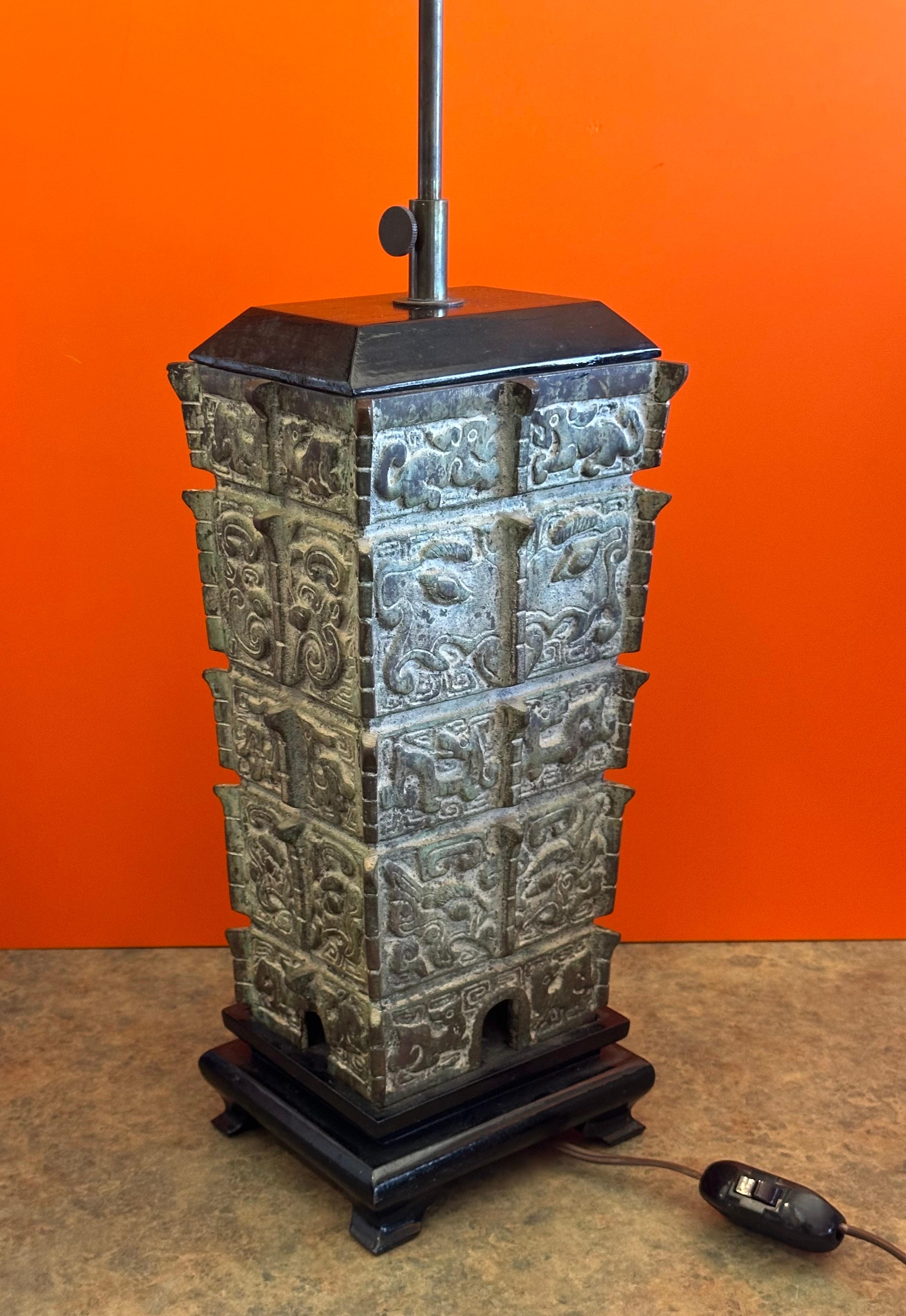 Grande lampada da tavolo cinese in bronzo arcaico nello stile di James Mont in vendita 10