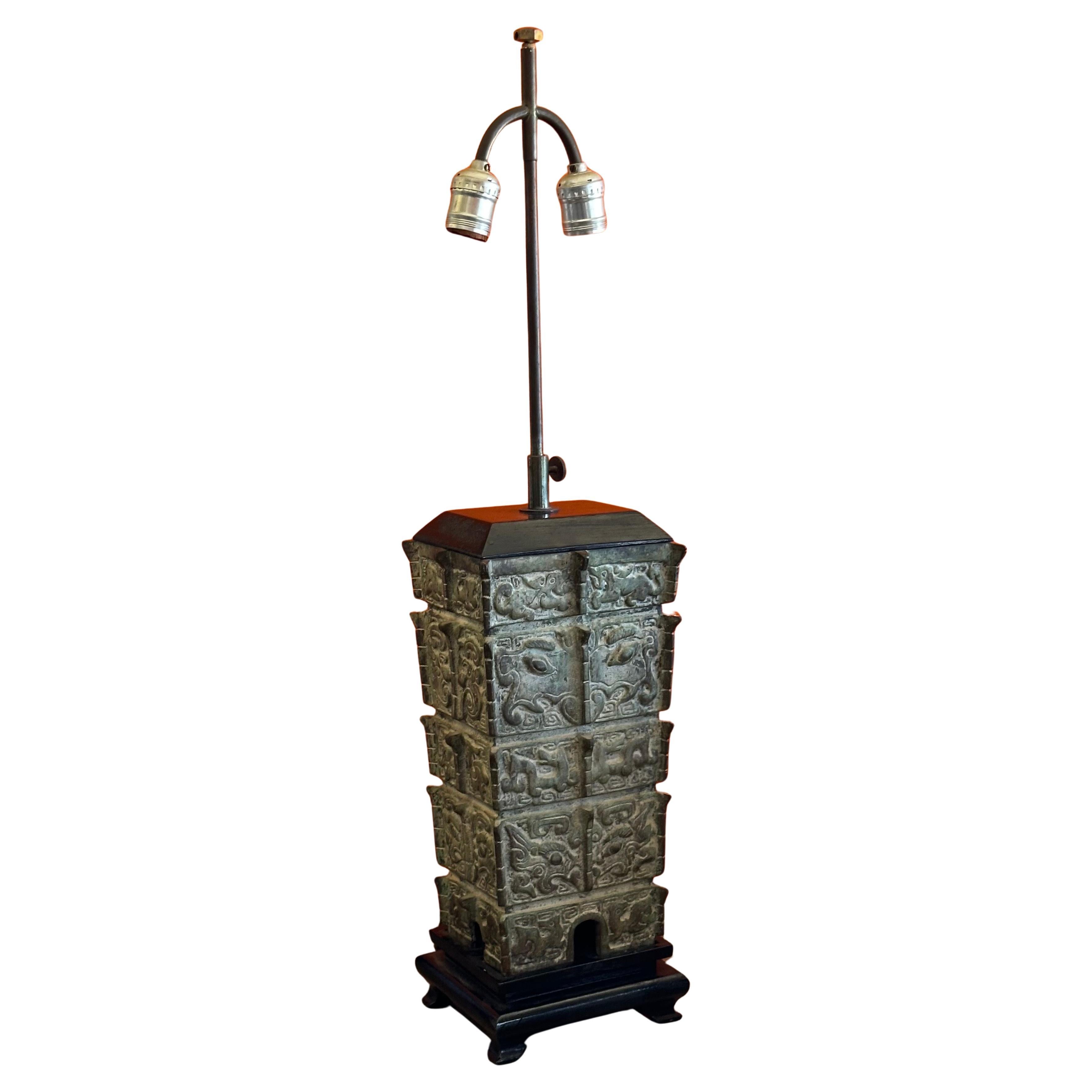 Grande lampada da tavolo cinese in bronzo arcaico nello stile di James Mont, circa inizio '900. Questa lampada è uno spettacolo!  Oltremodo impressionante: un vero e proprio pezzo forte in tutti i sensi. La base in bronzo massiccio ricalca i disegni
