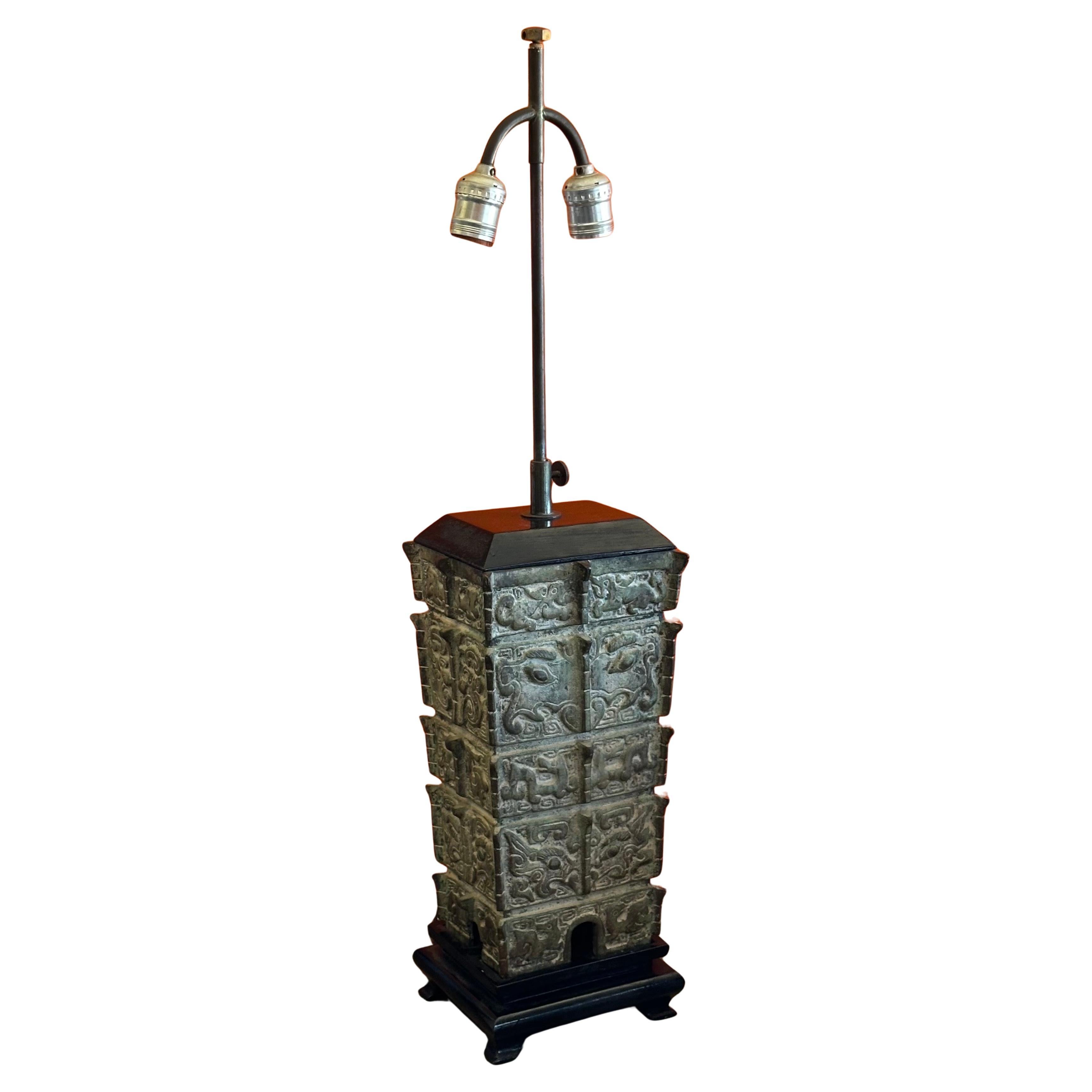 Grande lampada da tavolo cinese in bronzo arcaico nello stile di James Mont in vendita 13
