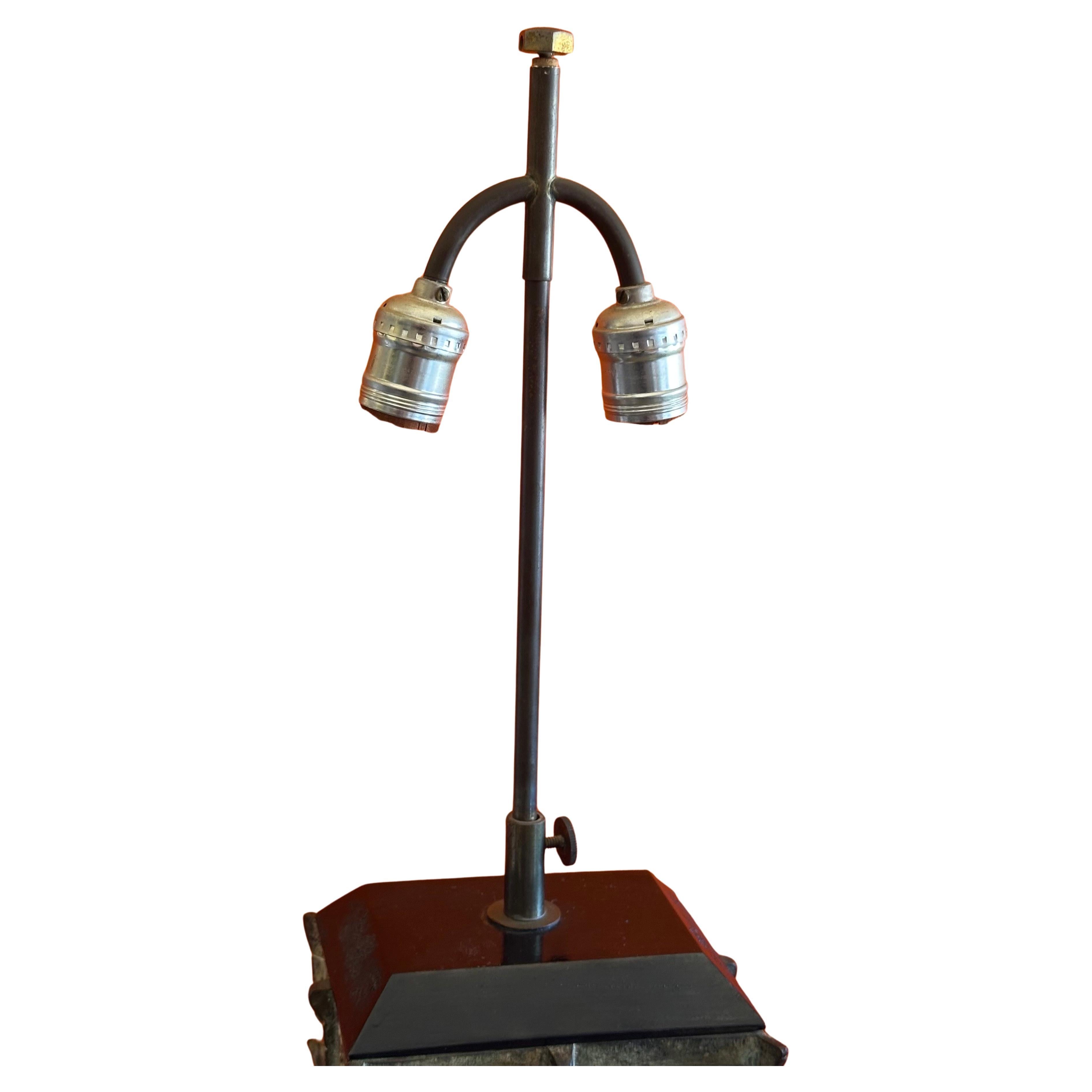 XX secolo Grande lampada da tavolo cinese in bronzo arcaico nello stile di James Mont in vendita