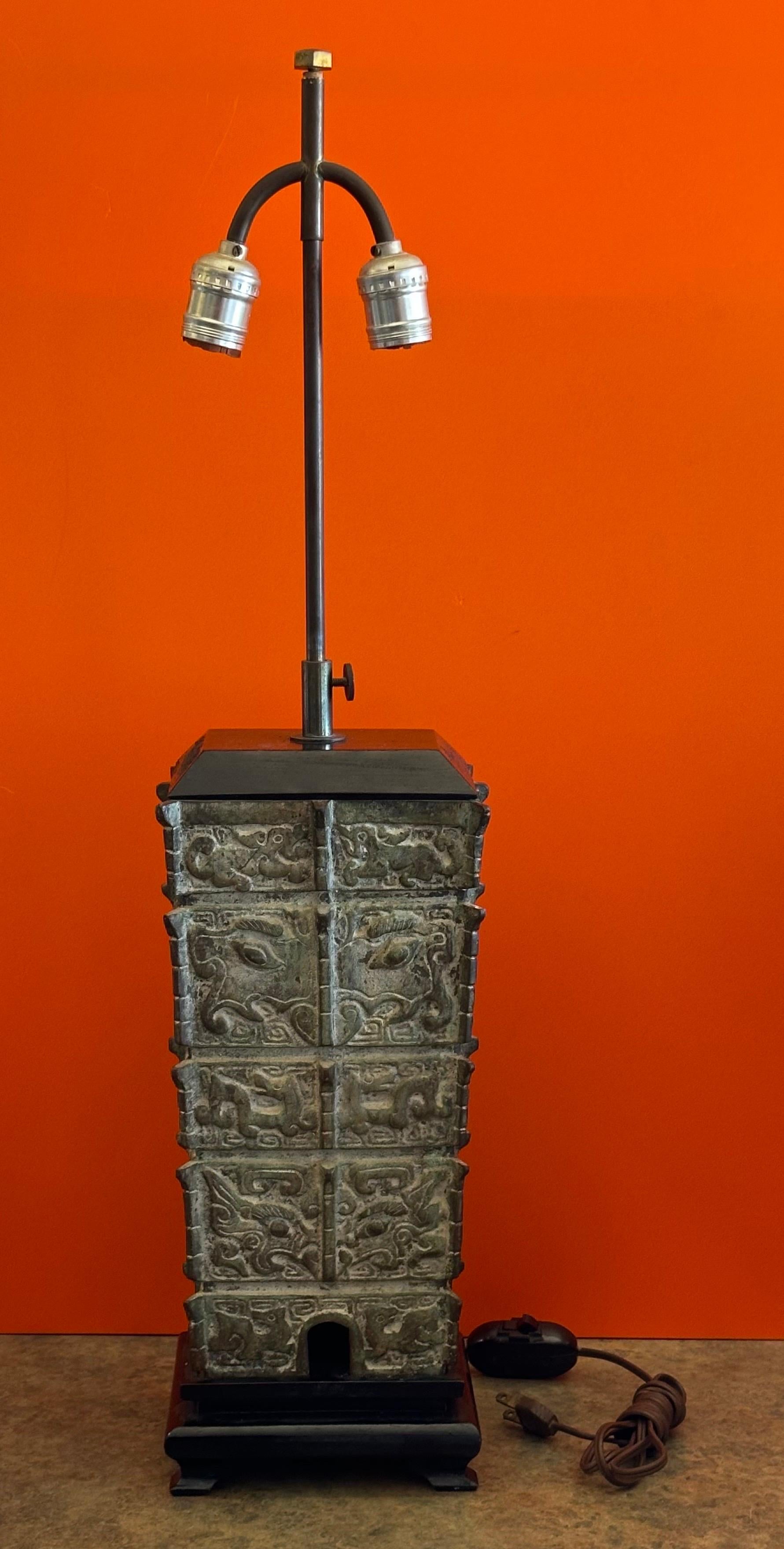 Bronzo Grande lampada da tavolo cinese in bronzo arcaico nello stile di James Mont in vendita