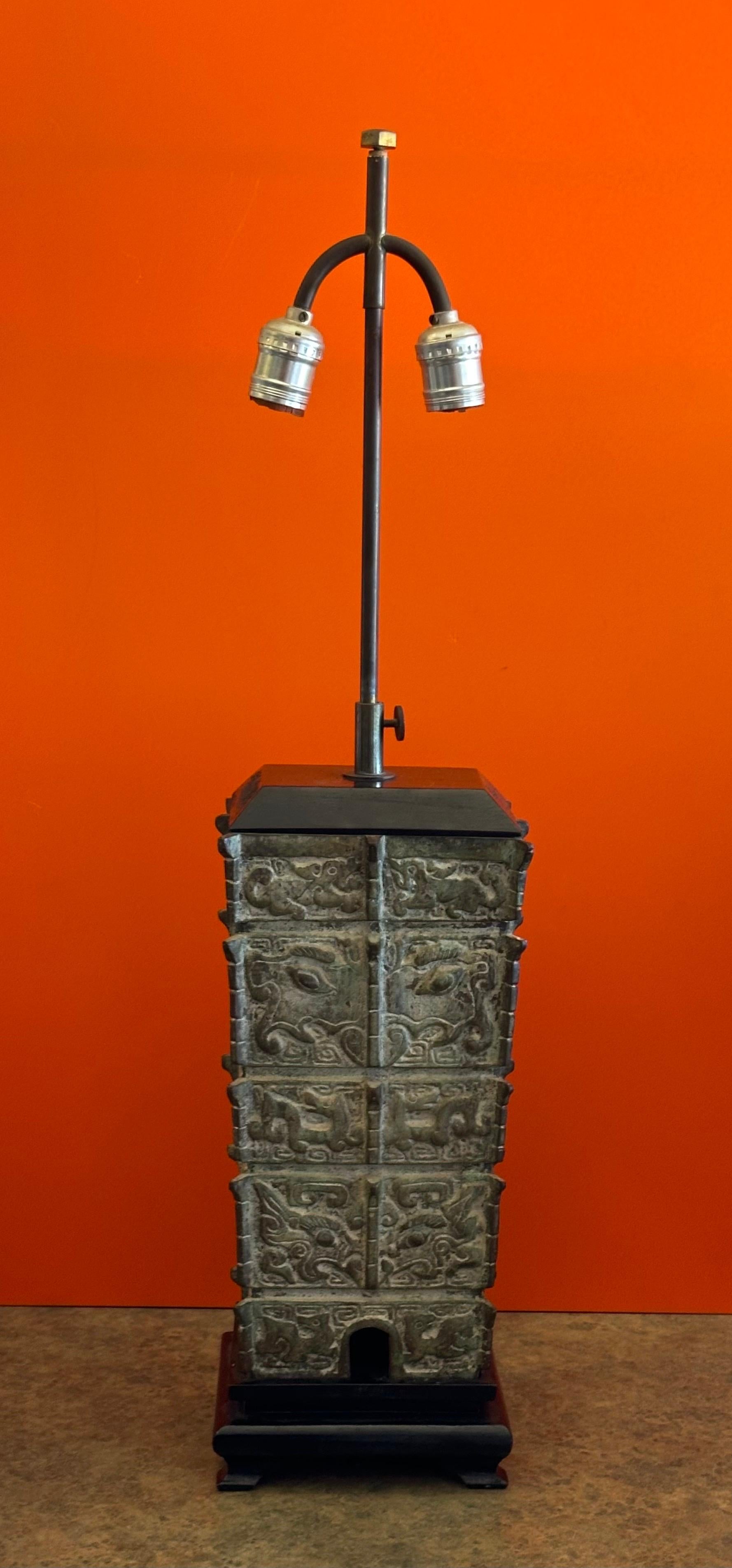 Grande lampada da tavolo cinese in bronzo arcaico nello stile di James Mont in vendita 1