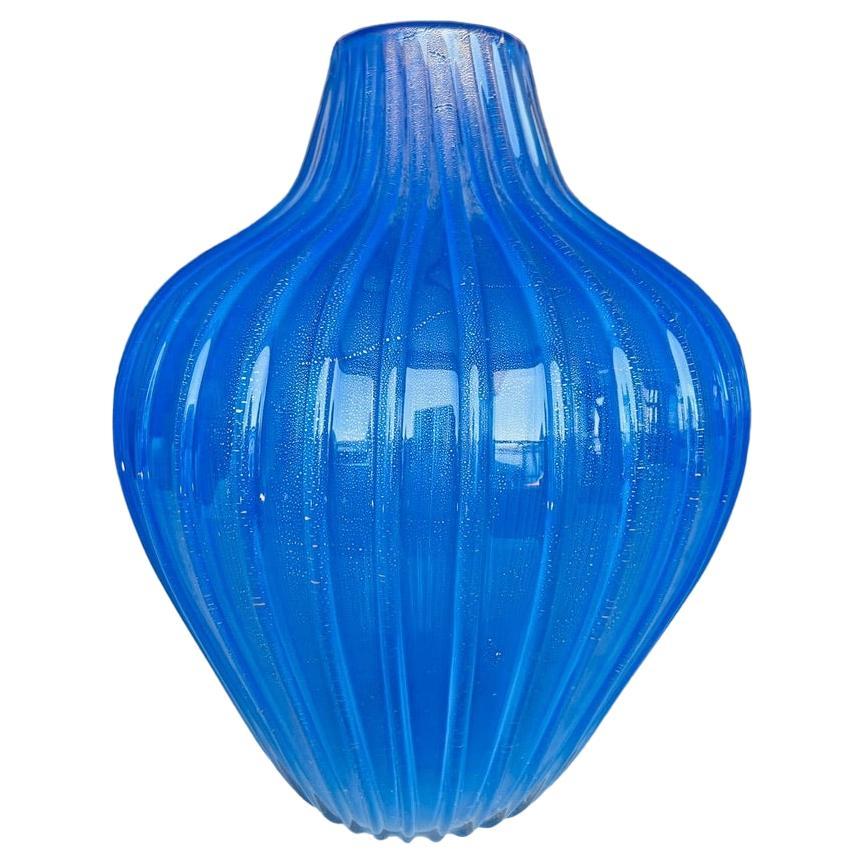 Large Archimede Seguso Murano glass "Costolato oro" blue vase circa 1950. For Sale