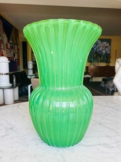 Large Archimede Seguso Murano glass "Costolato oro" green vase circa 1950.