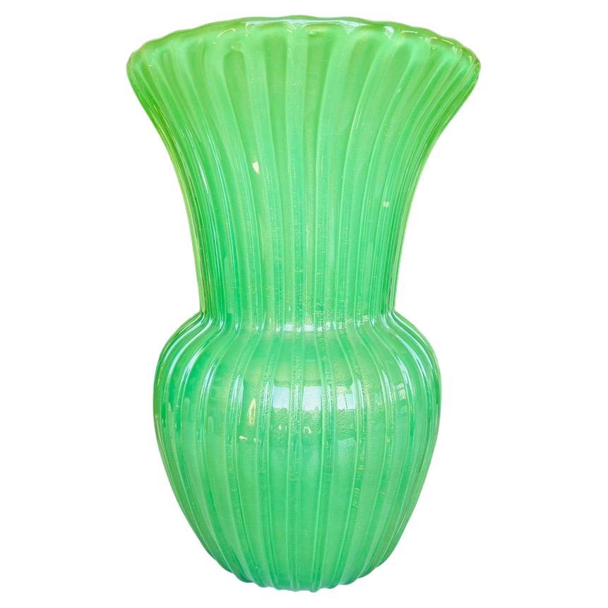 Large Archimede Seguso Murano glass "Costolato oro" green vase circa 1950. For Sale
