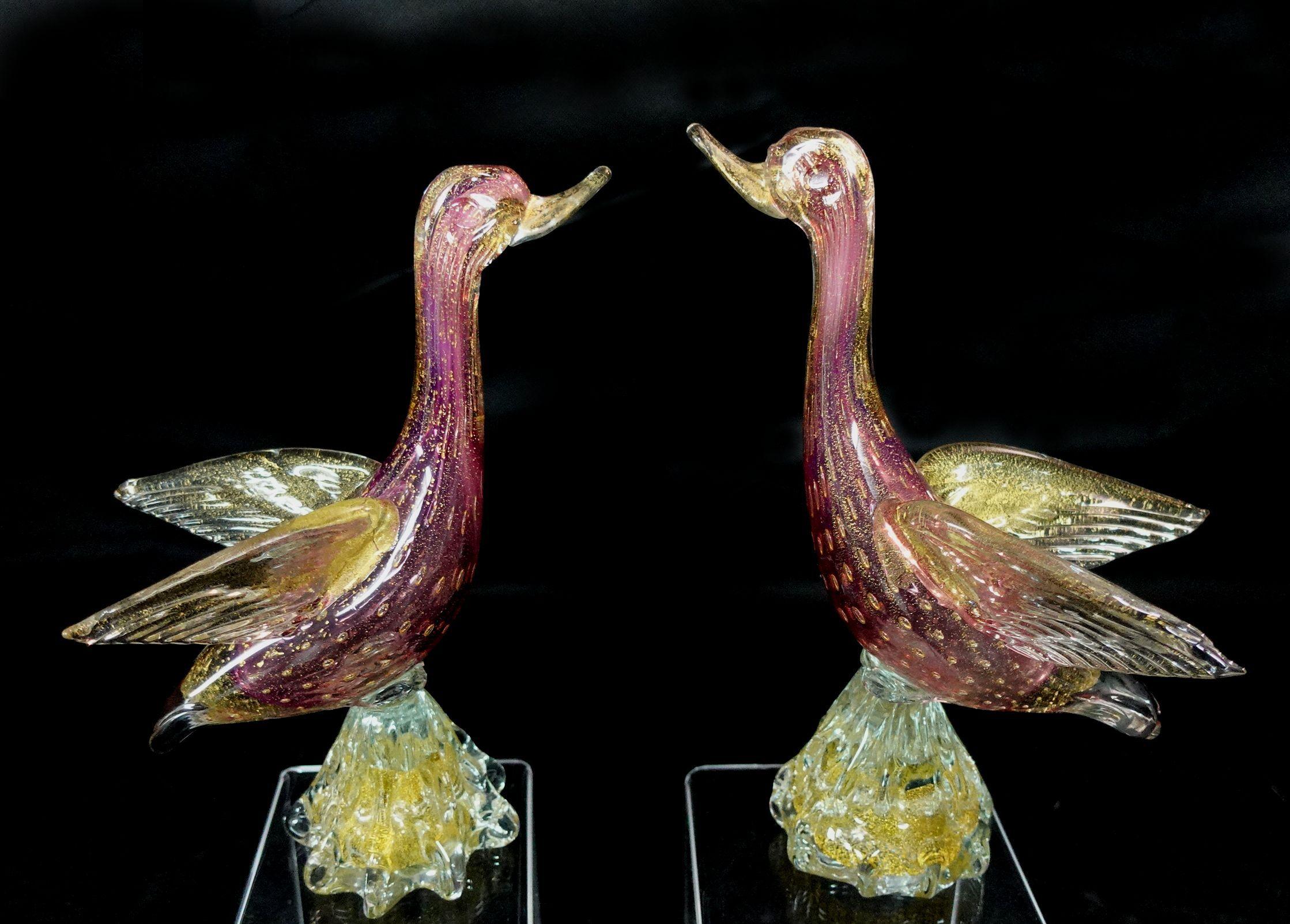 Magnifique et très mignon ensemble de grands oiseaux colombes en verre d'art italien de Murano soufflé à la main avec des mouchetures d'or violettes, documenté par le designer Archimede Seguso, dans la technique 