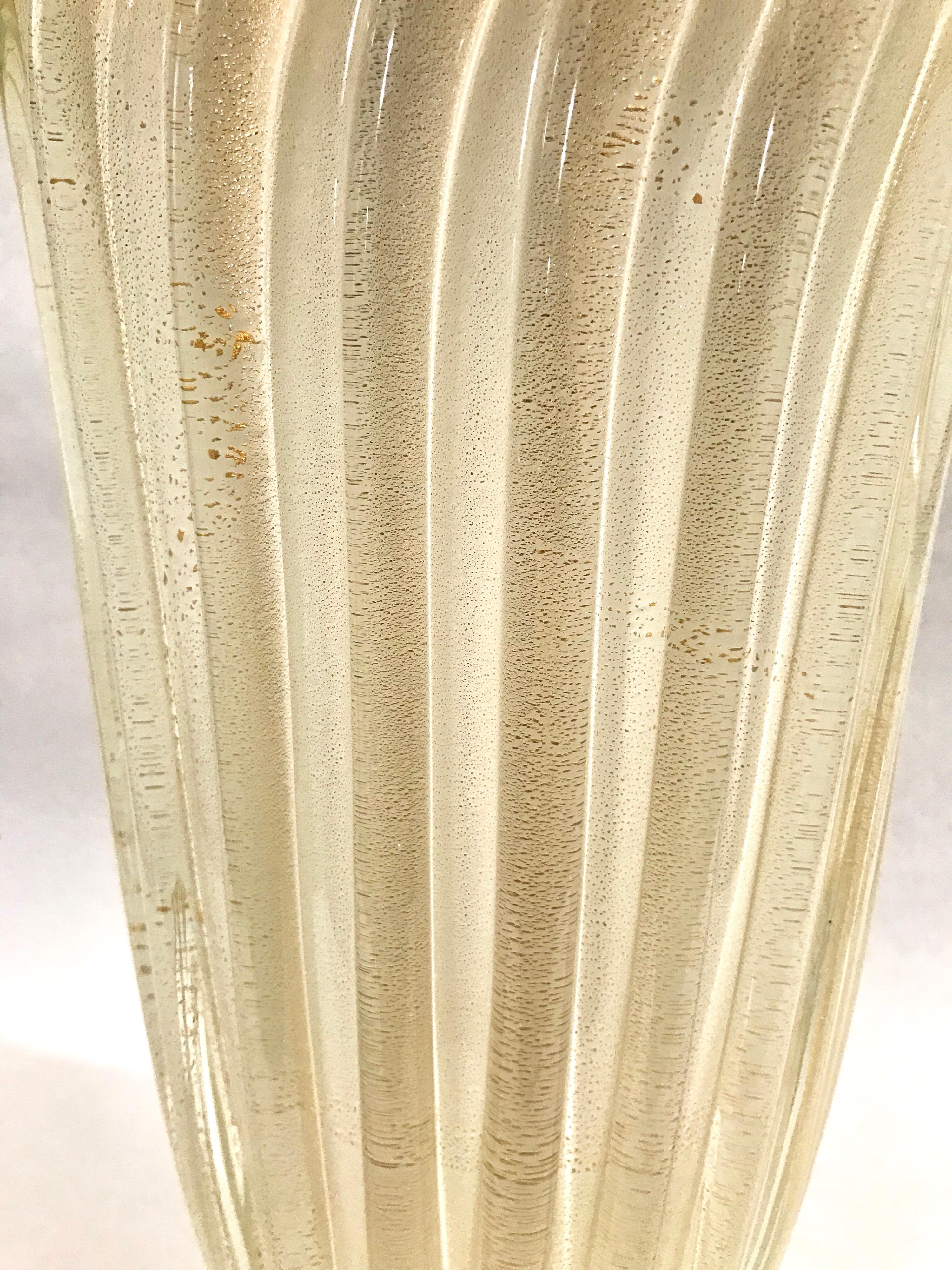 Large Archimede Seguso Ribbed Murano Art Glass Vase with Gold Foil For Sale 5