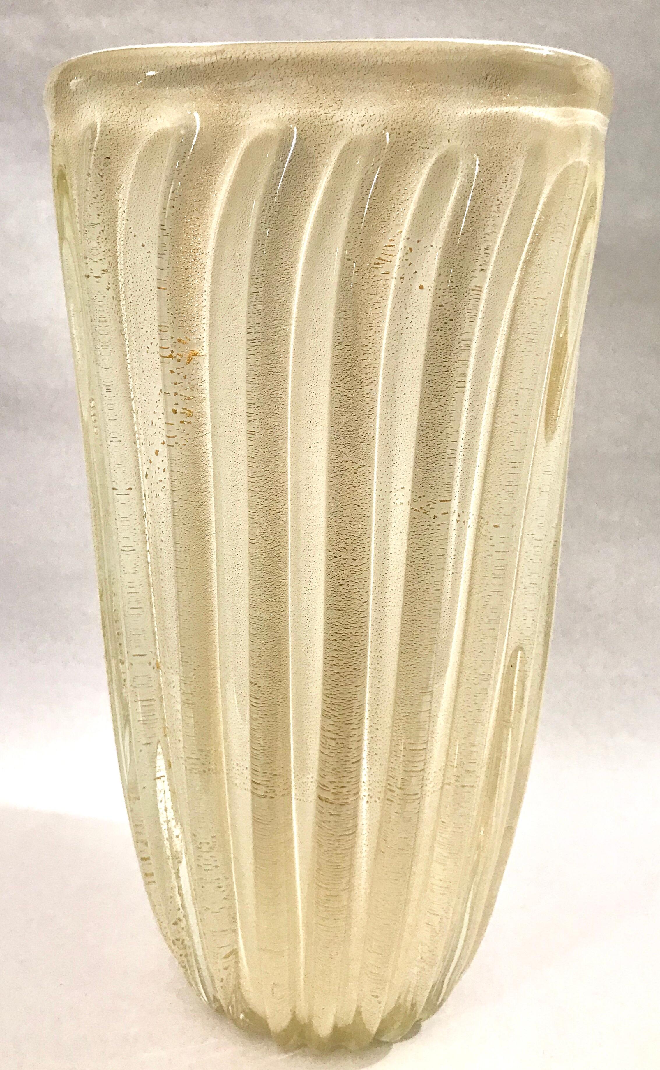 Large Archimede Seguso Ribbed Murano Art Glass Vase with Gold Foil For Sale 7