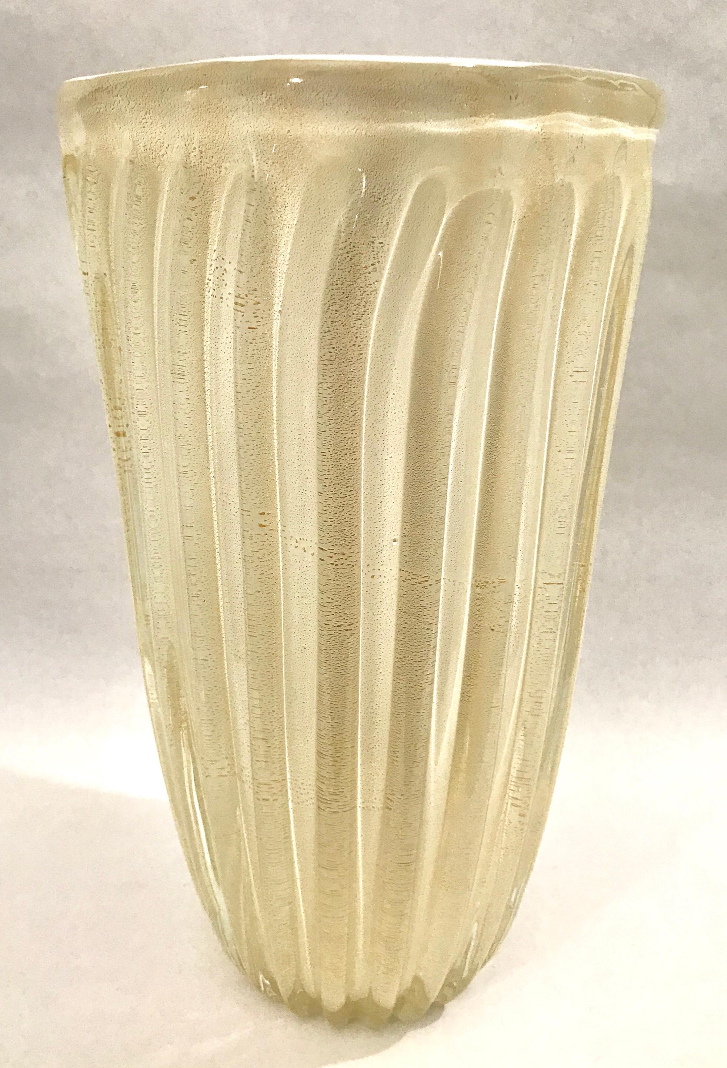 Large Archimede Seguso Murano art glass vase with gold foil, Italy, 1950s.