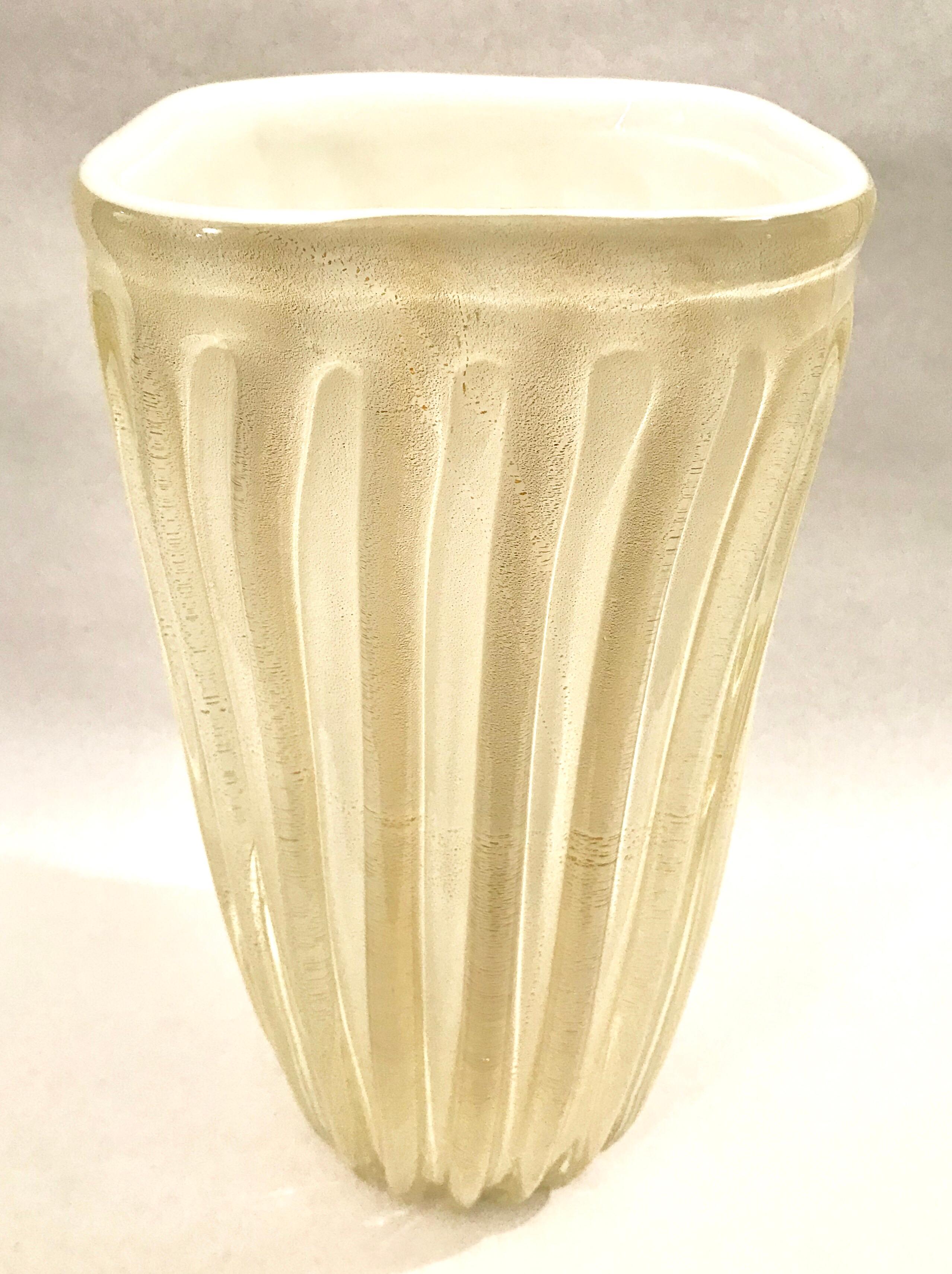 Large Archimede Seguso Ribbed Murano Art Glass Vase with Gold Foil In Good Condition For Sale In Lake Success, NY
