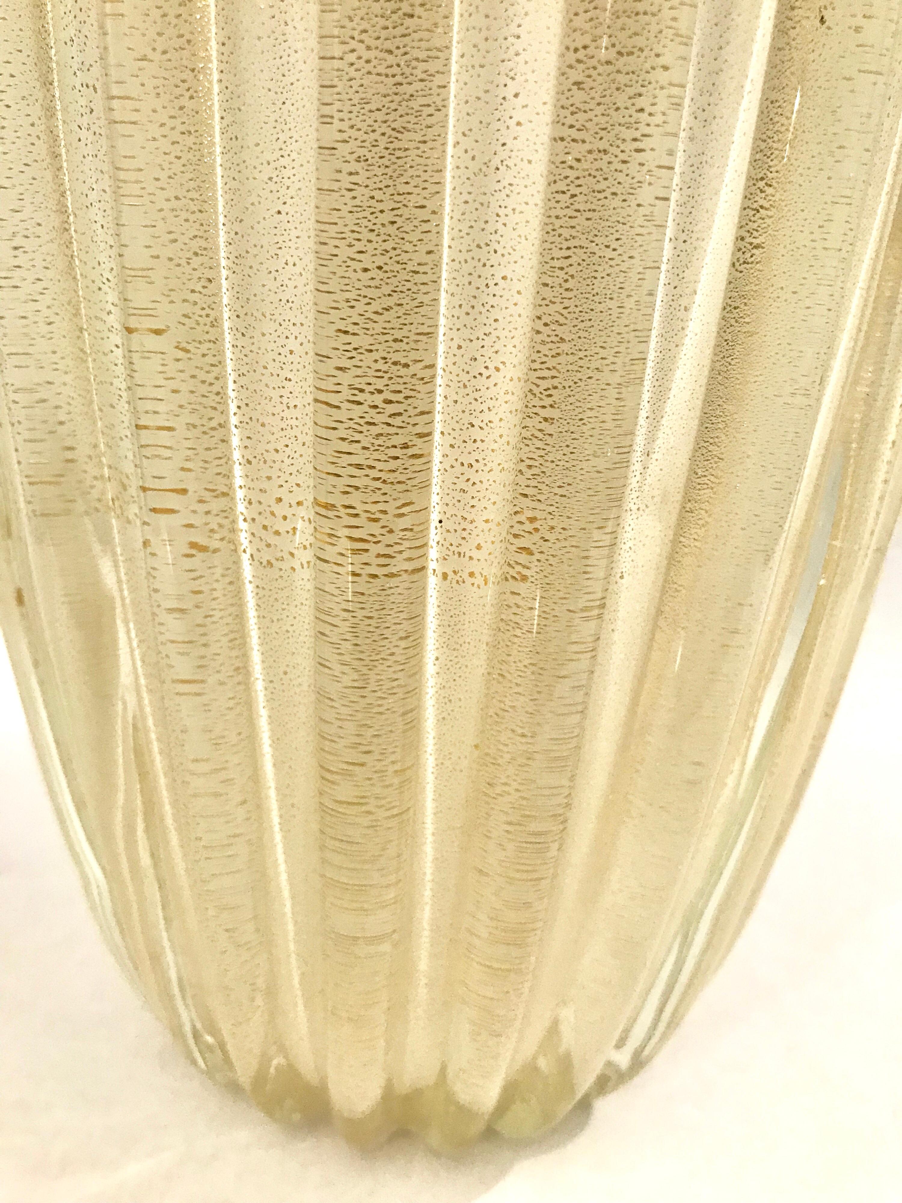 Large Archimede Seguso Ribbed Murano Art Glass Vase with Gold Foil For Sale 1