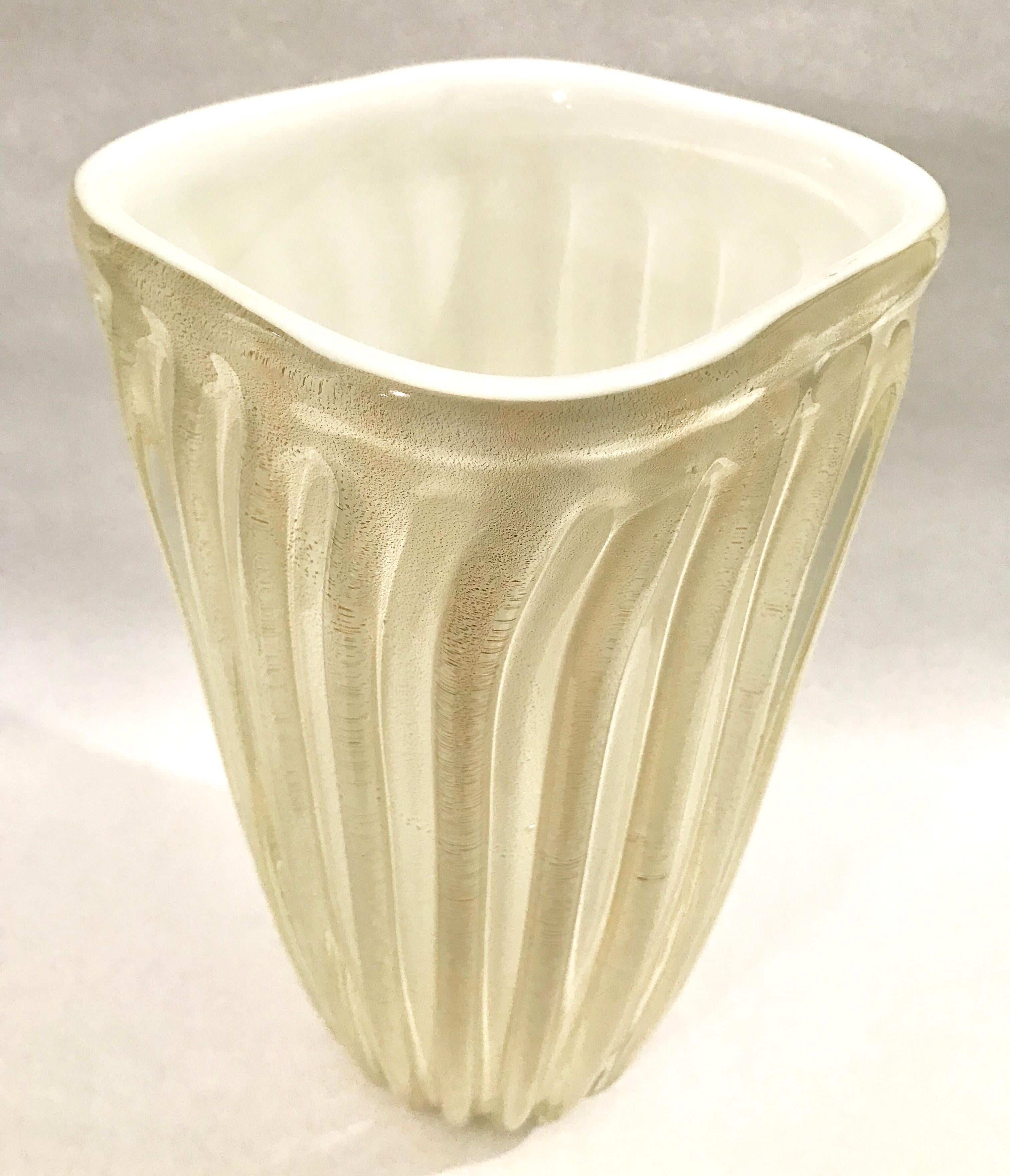 Large Archimede Seguso Ribbed Murano Art Glass Vase with Gold Foil For Sale 2
